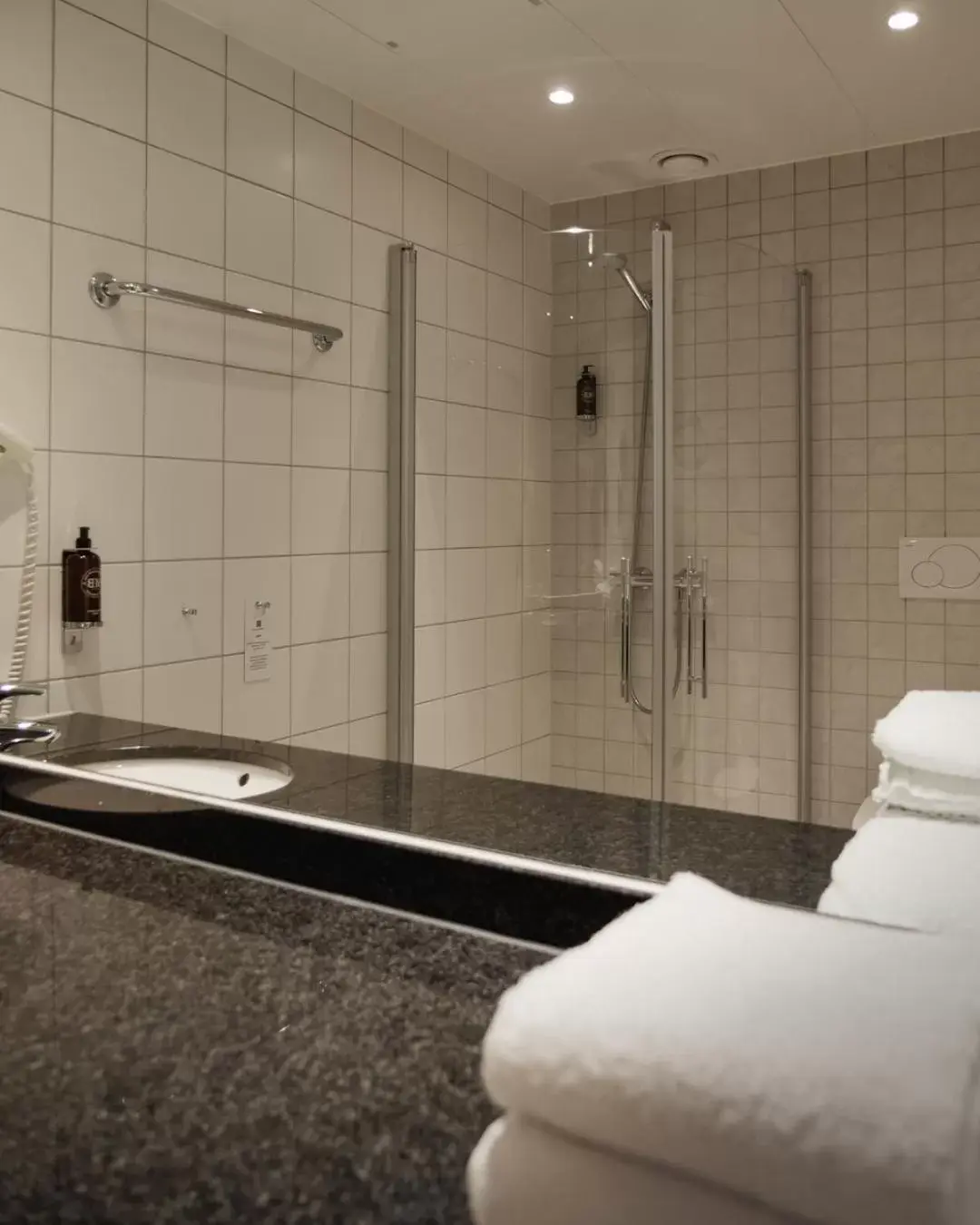 Bathroom in Strand Hotel Fevik - by Classic Norway Hotels