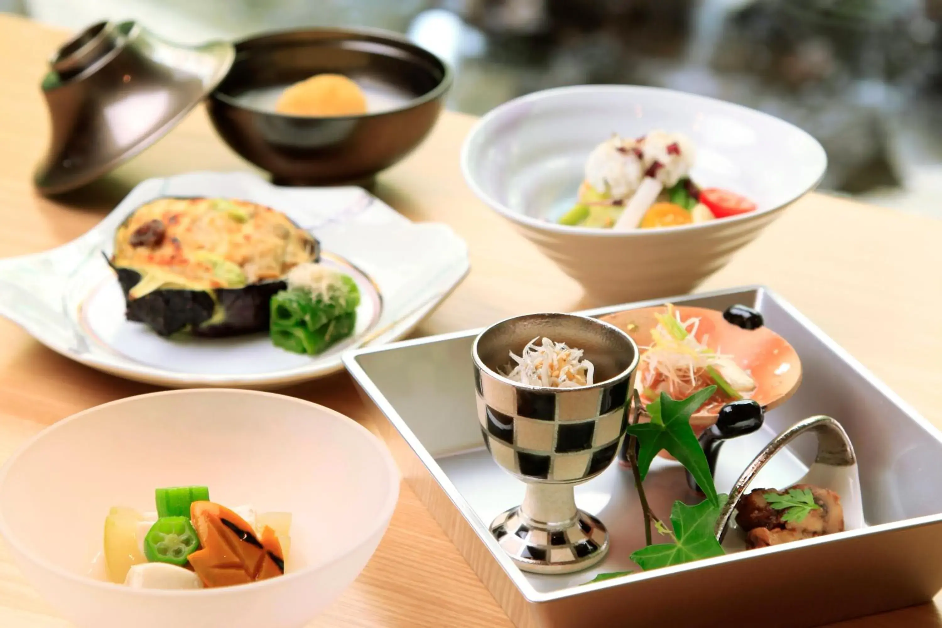 Food and drinks in Hotel Niwa Tokyo
