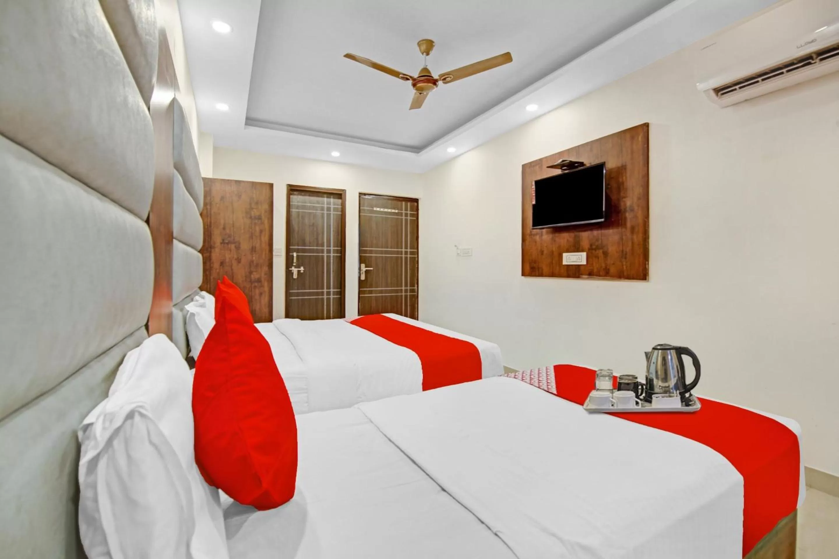 Bedroom, Bed in Super OYO Flagship Hotel Tez Plaza