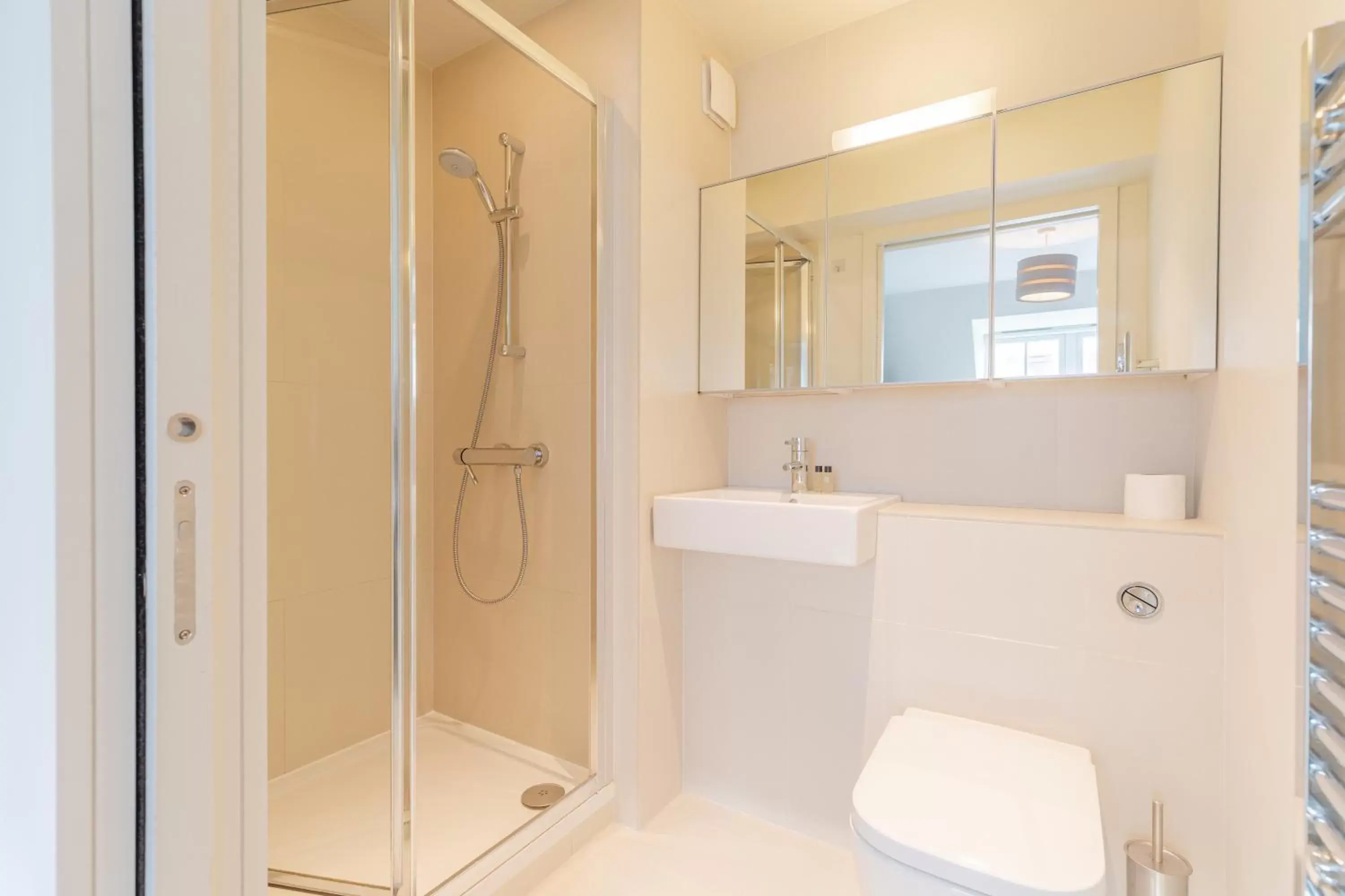 Shower, Bathroom in Holborn Apartments