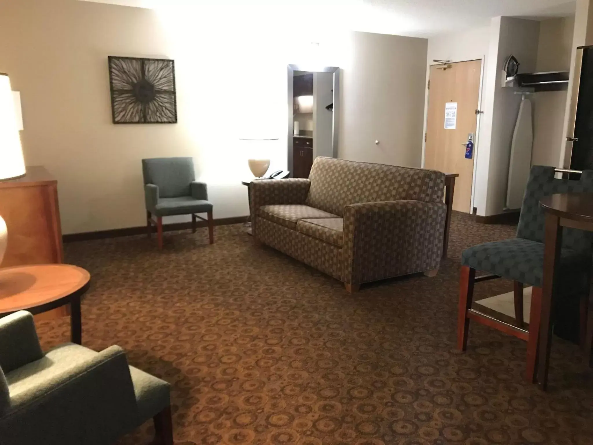 Living room, Lounge/Bar in Holiday Inn Express and Suites St. Cloud, an IHG Hotel