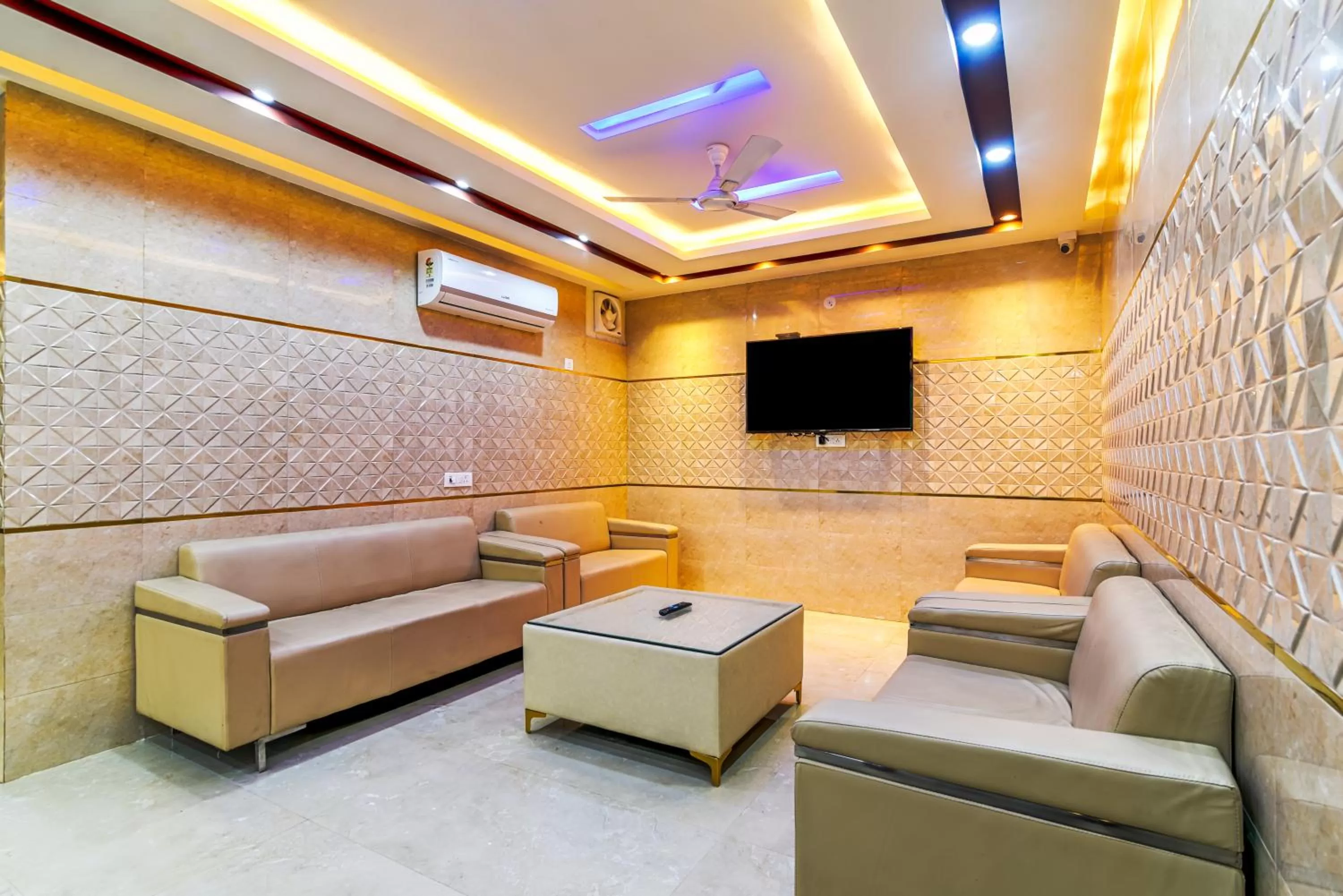 Communal lounge/ TV room in Hotel Urban Tree At Delhi Airport