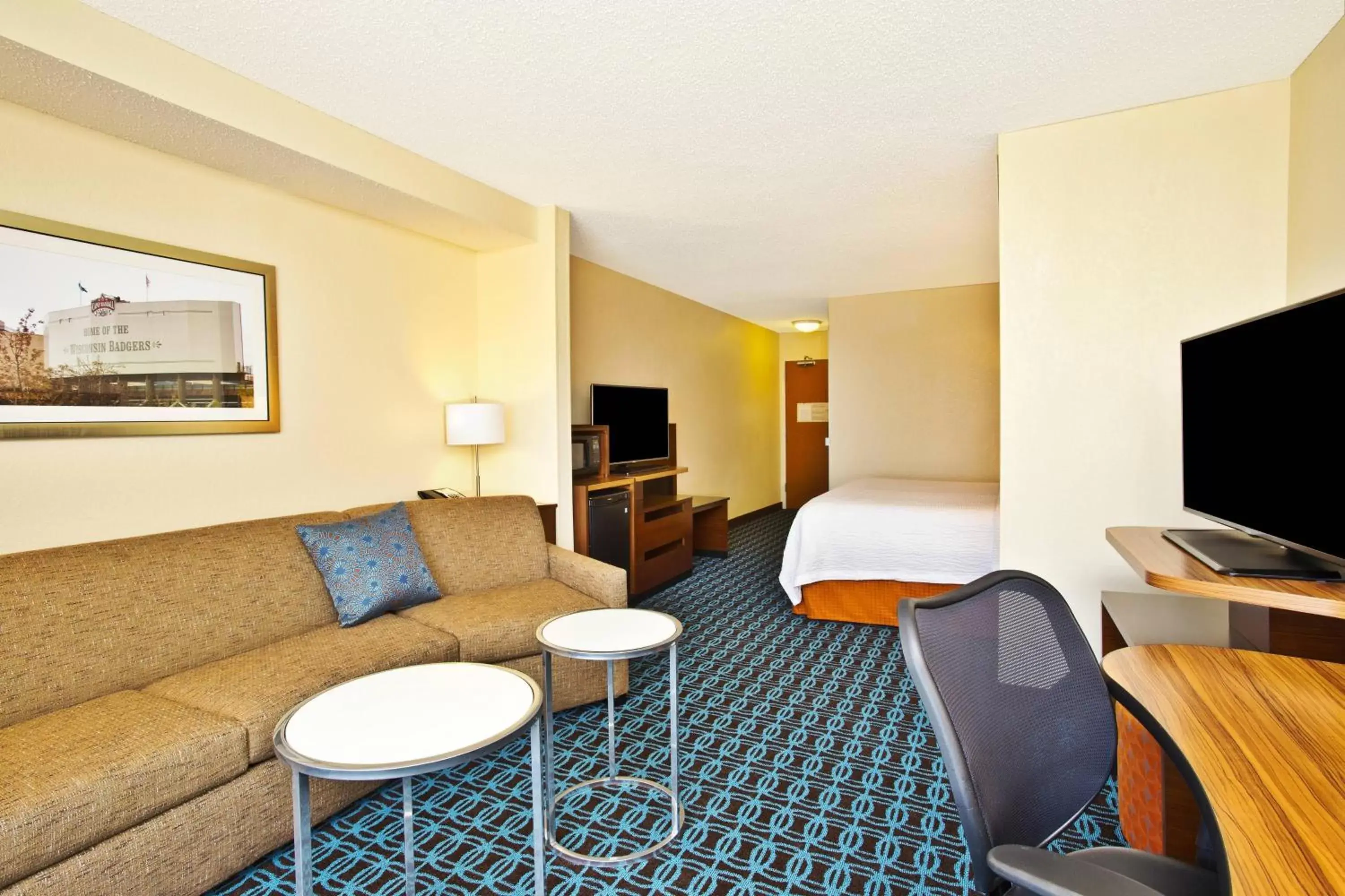 Photo of the whole room, Seating Area in Fairfield Inn & Suites by Marriott Madison West/Middleton