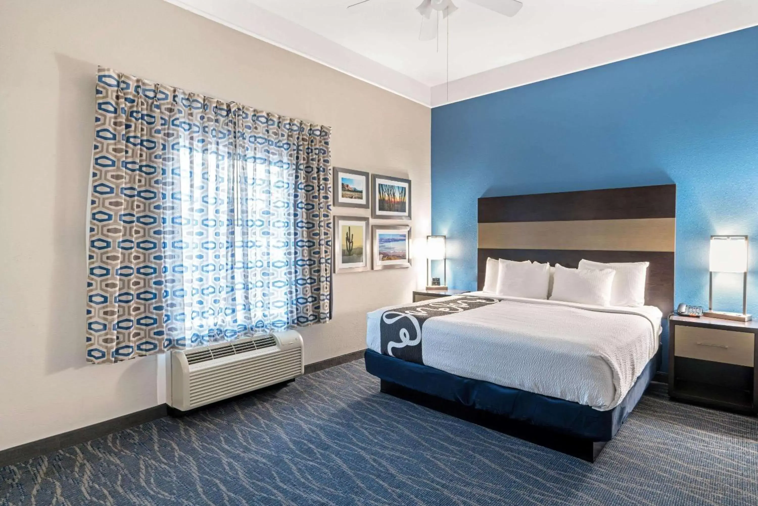 Photo of the whole room, Bed in La Quinta by Wyndham Phoenix I-10 West