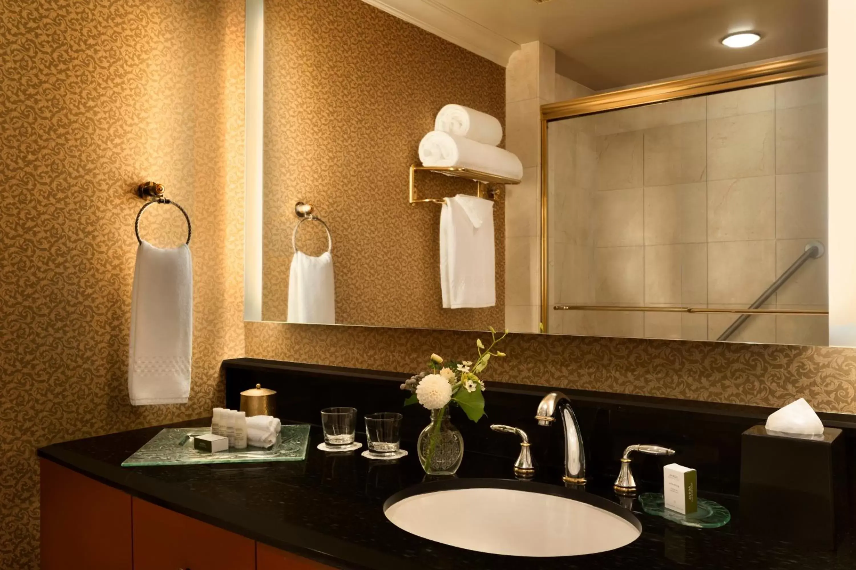 Bathroom in Hotel Le Soleil by Executive Hotels