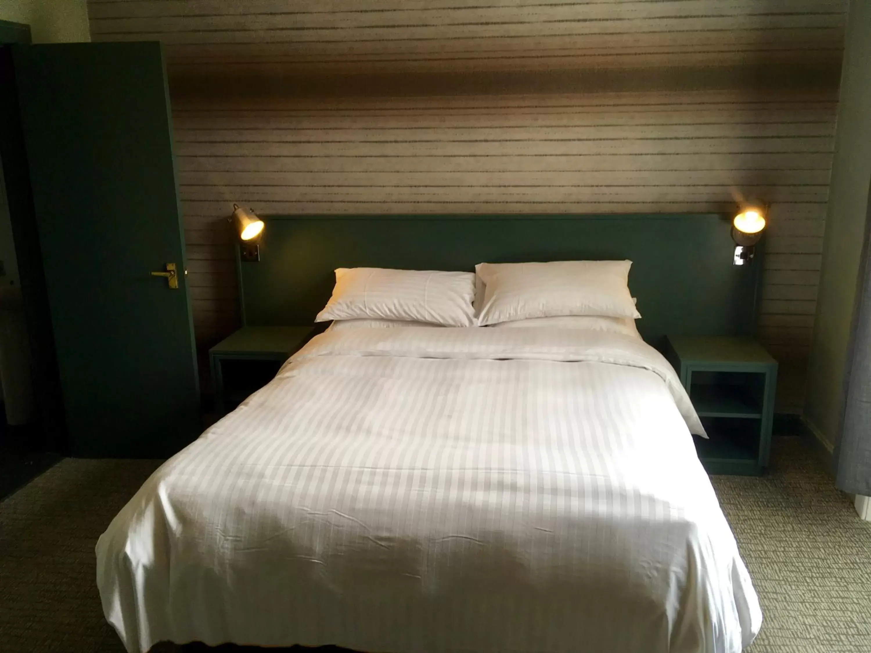 Bed in Kings Arms Hotel