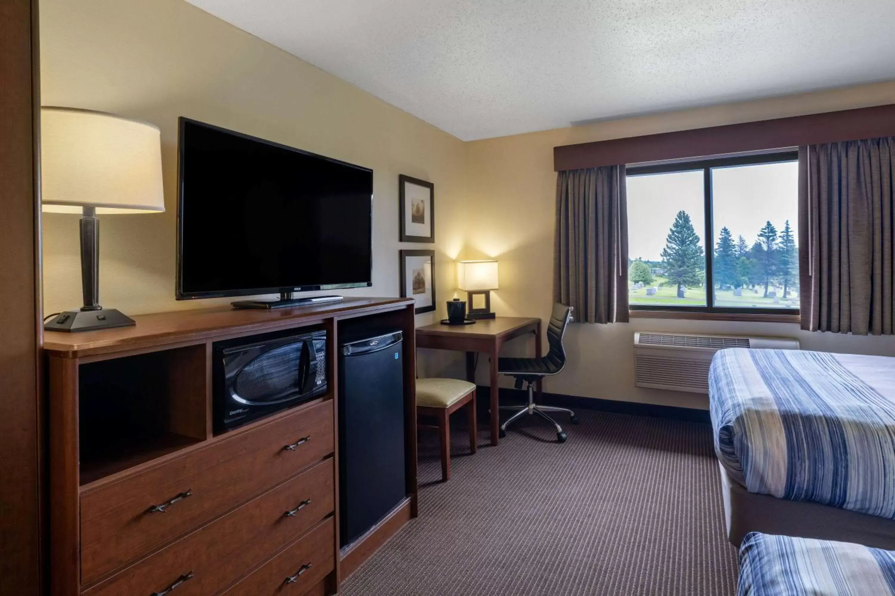 Photo of the whole room, TV/Entertainment Center in AmericInn by Wyndham Two Harbors Near Lake Superior