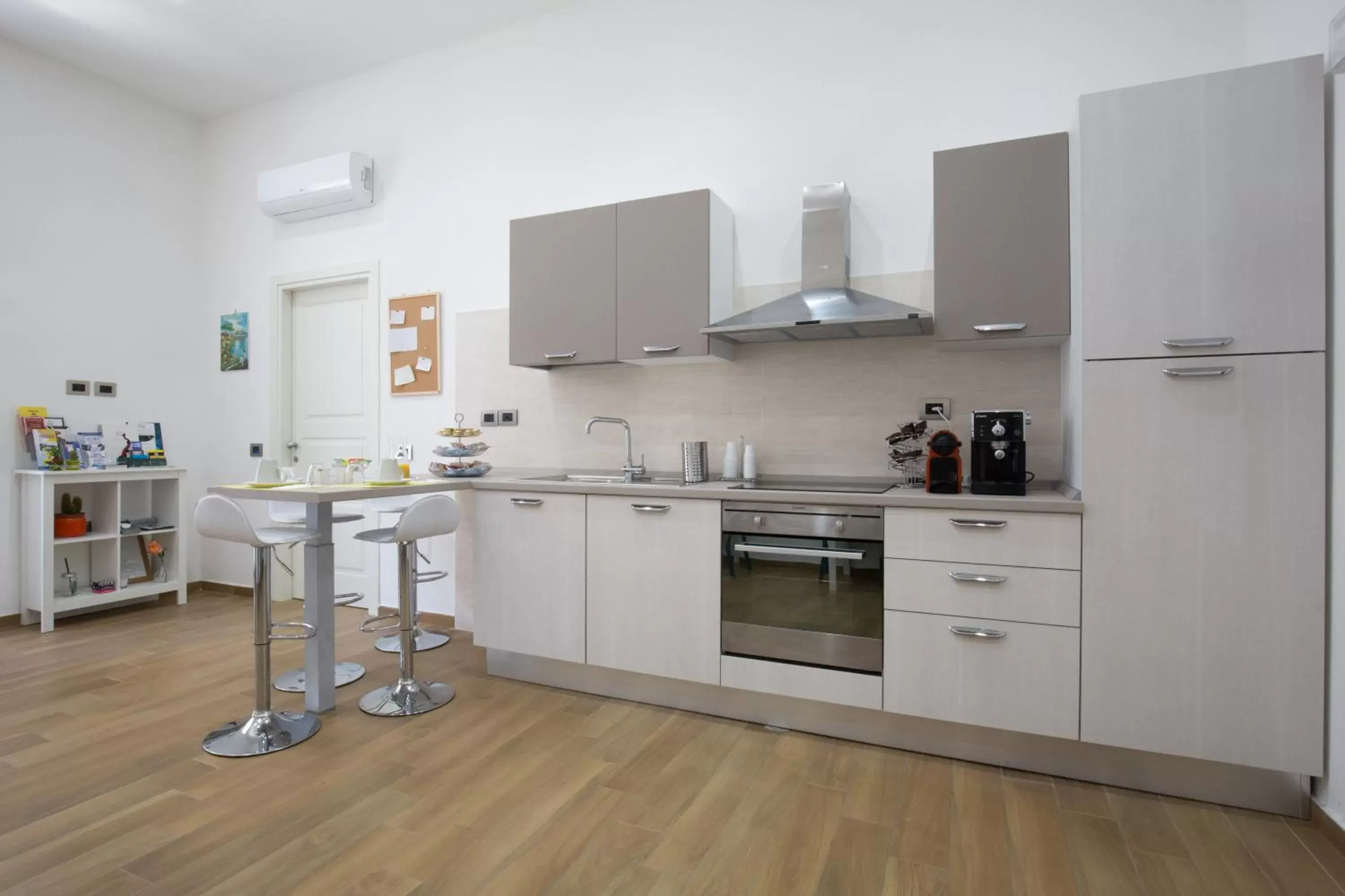 Kitchen or kitchenette, Kitchen/Kitchenette in Musto Suites & Rooms
