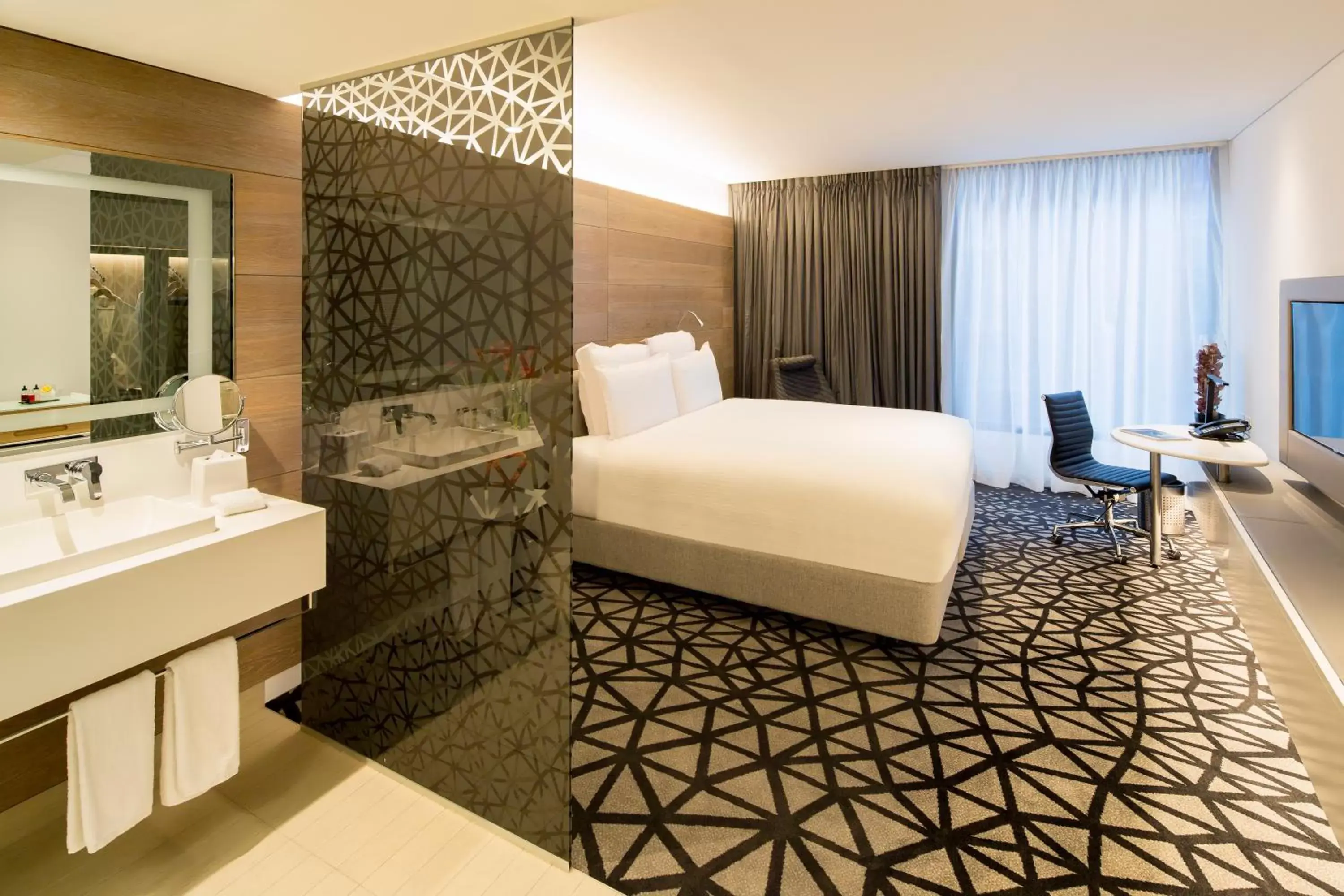 Bedroom, Bed in Pullman Sydney Airport