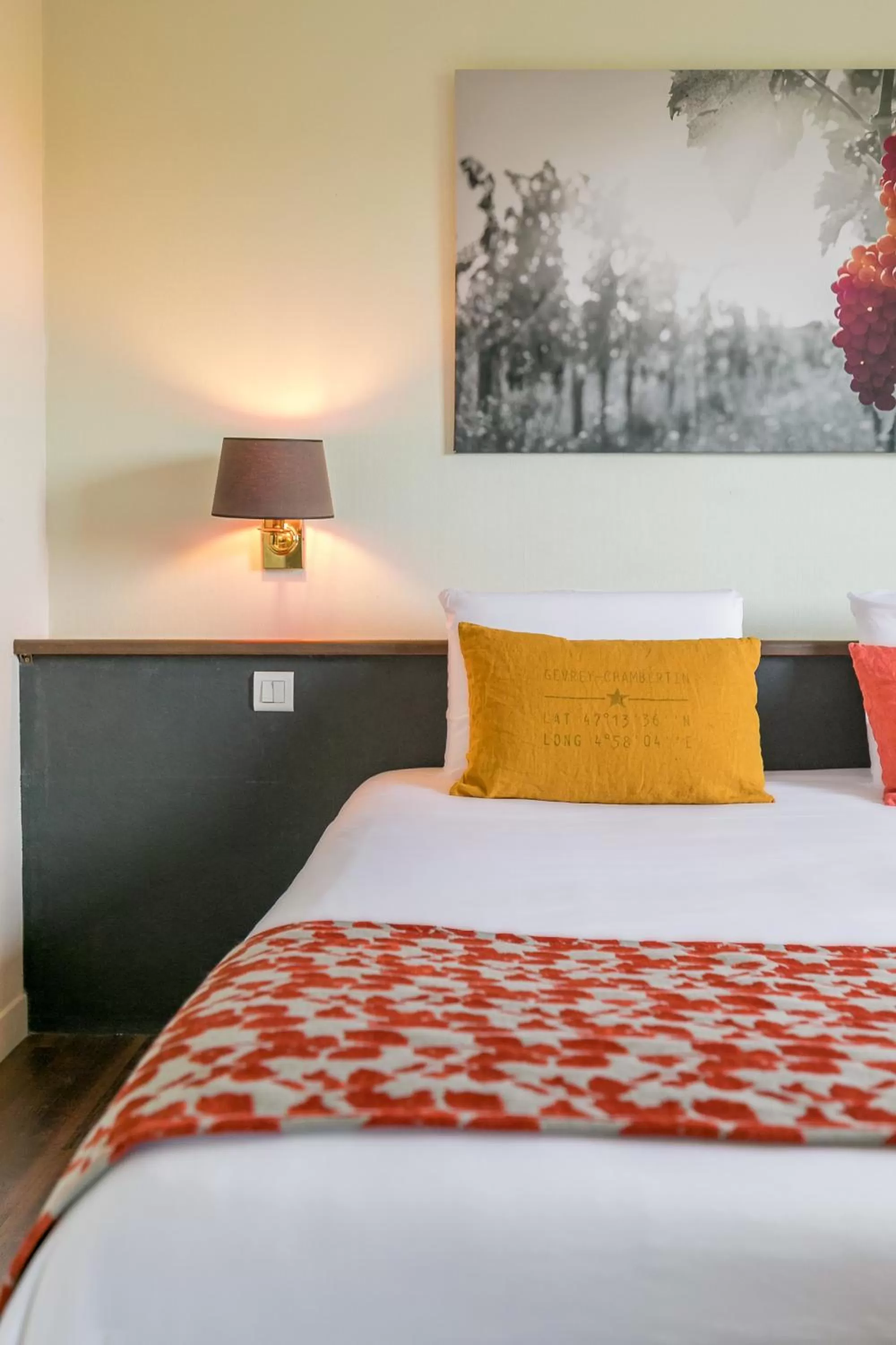 Property building, Bed in Kyriad Prestige Beaune le Panorama