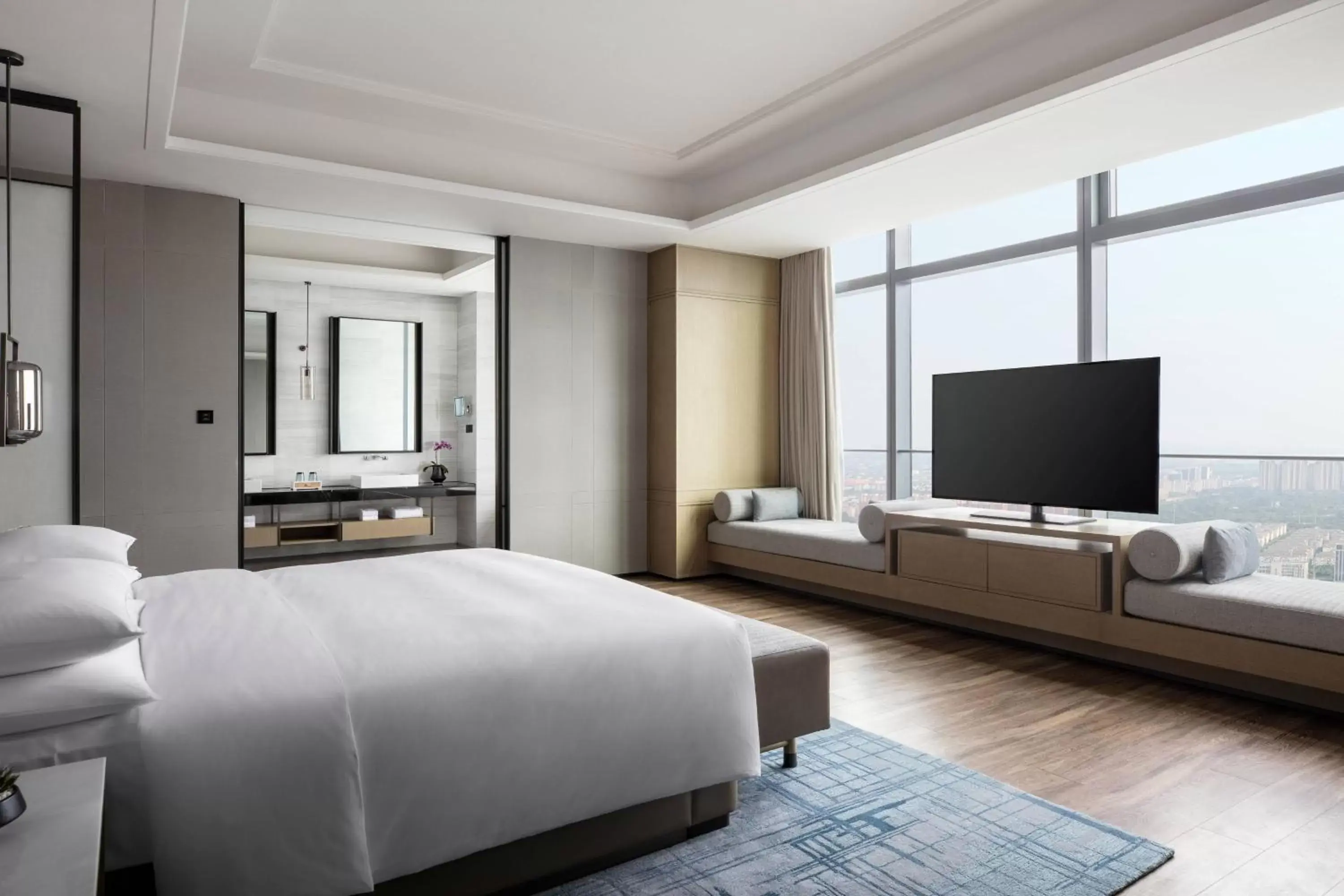 Bedroom, TV/Entertainment Center in Zhangjiagang Marriott Hotel