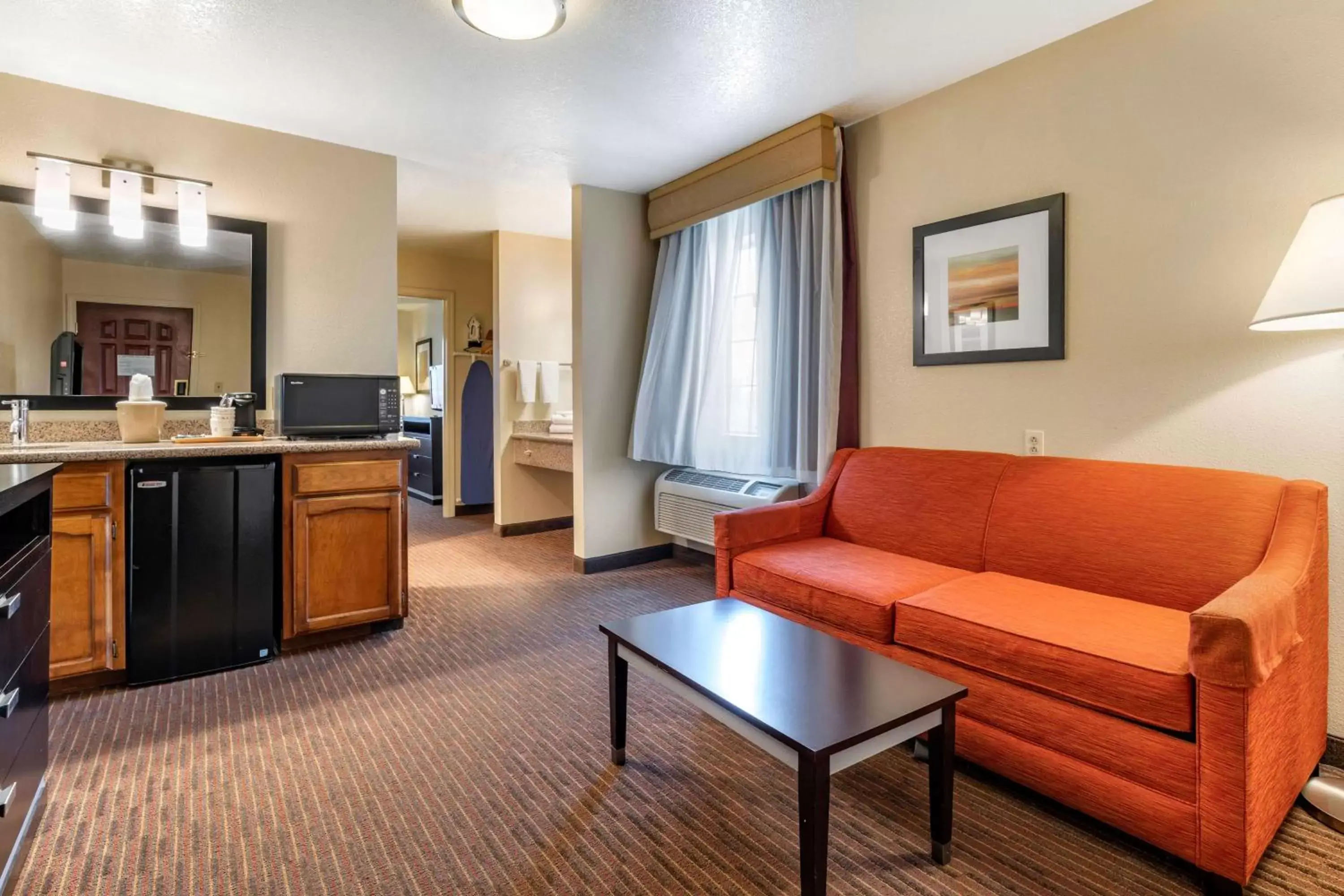 Photo of the whole room, Seating Area in Best Western Luxury Inn