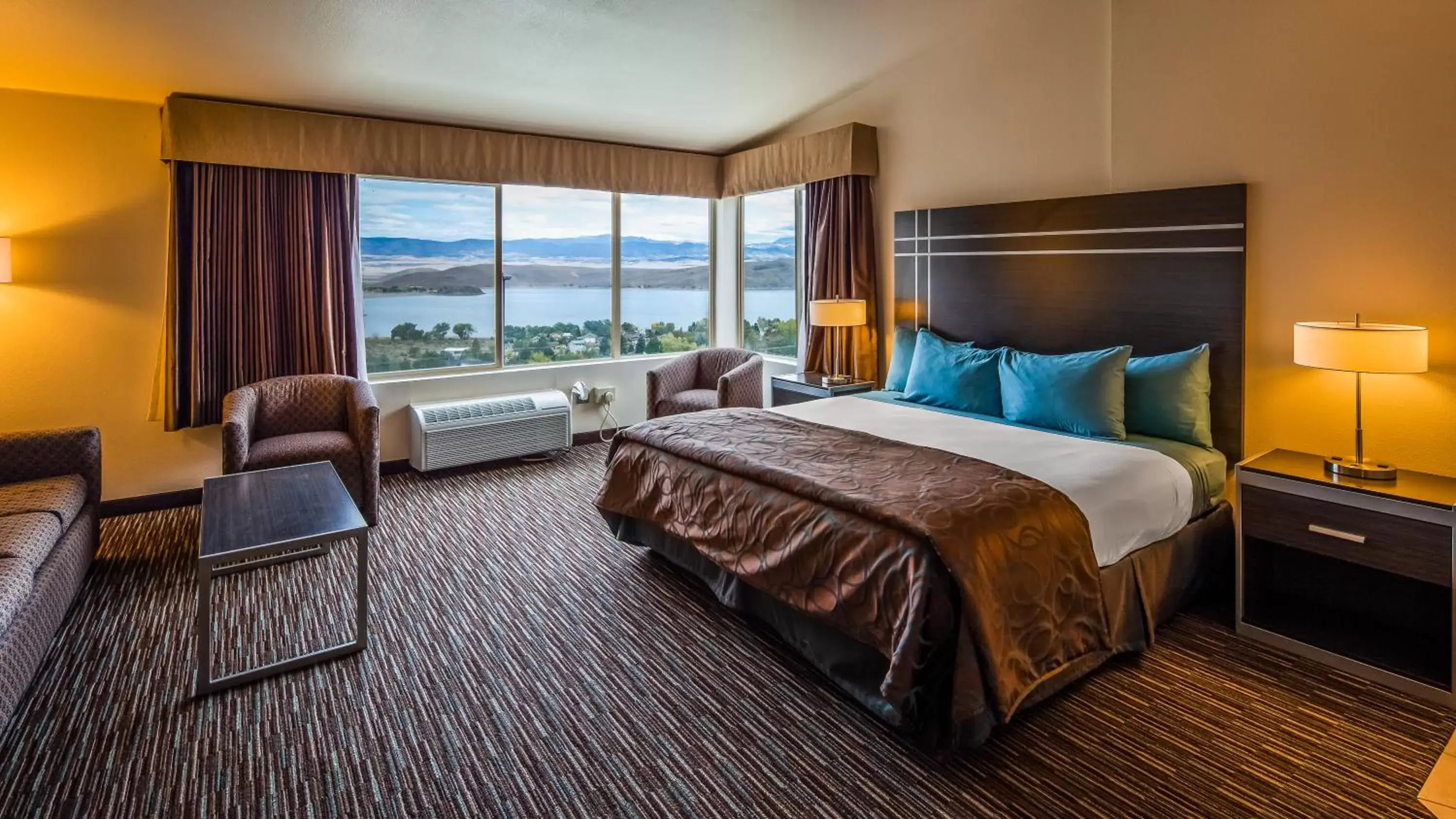 Bedroom in Best Western Topaz Lake Inn