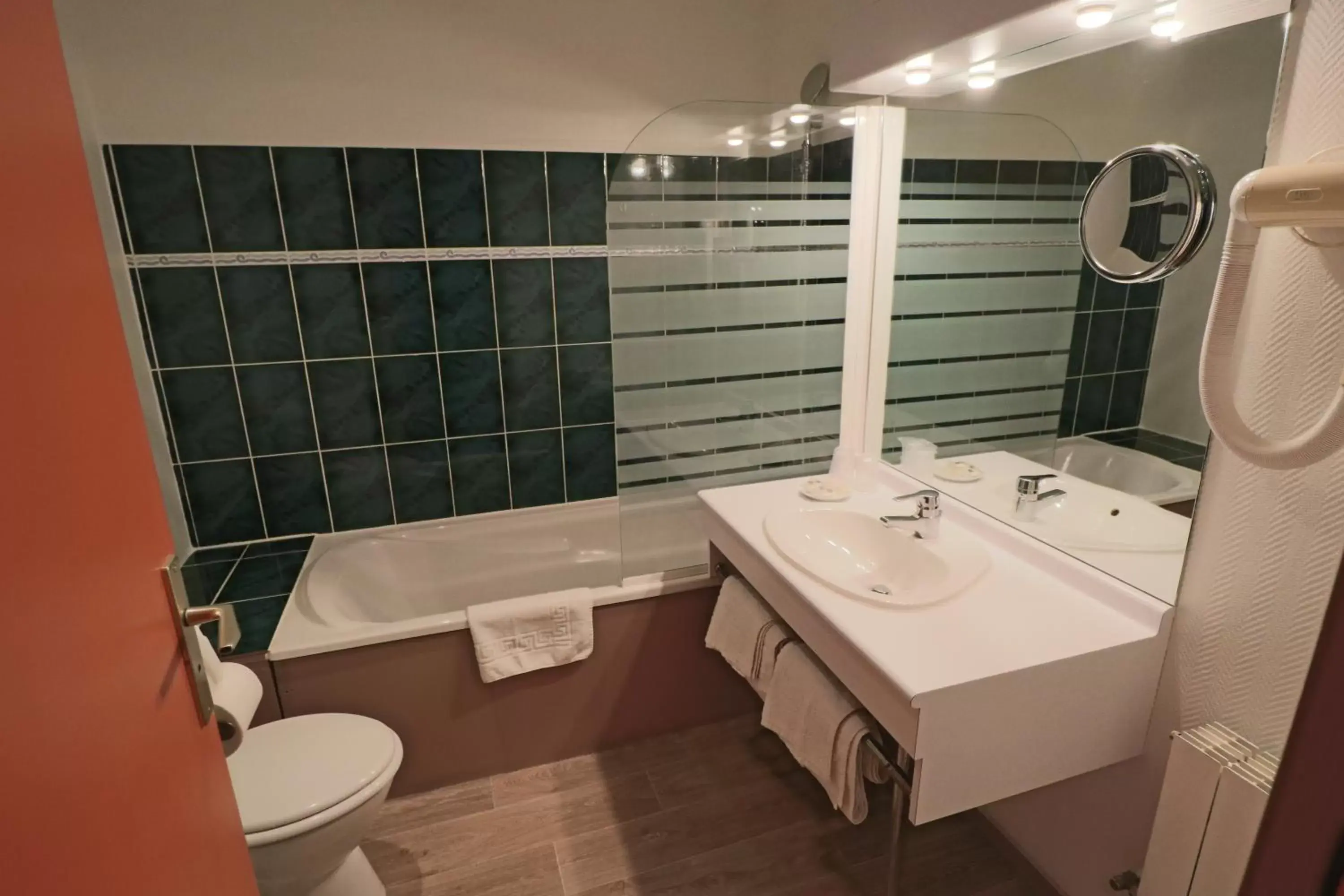 Bathroom in Logis-Hôtel des Oliviers