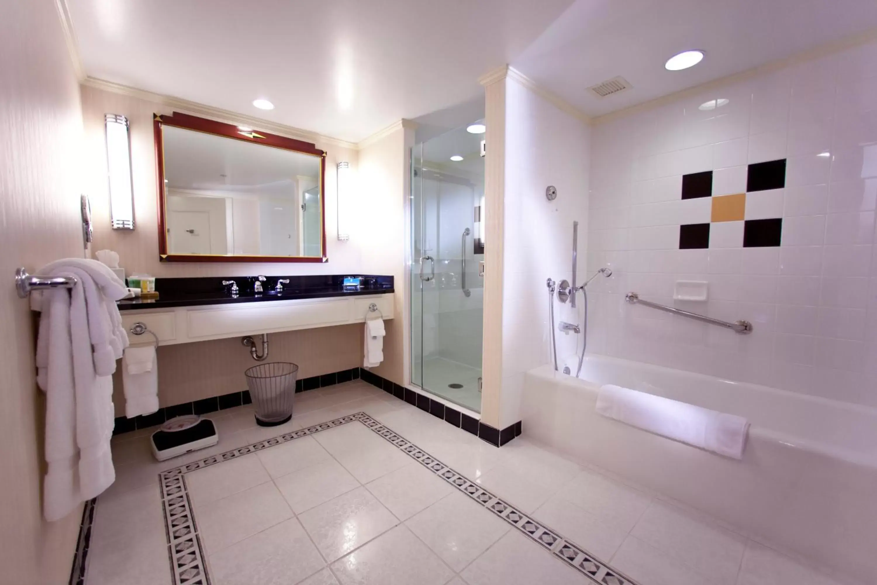 Shower, Bathroom in Orchard Hotel