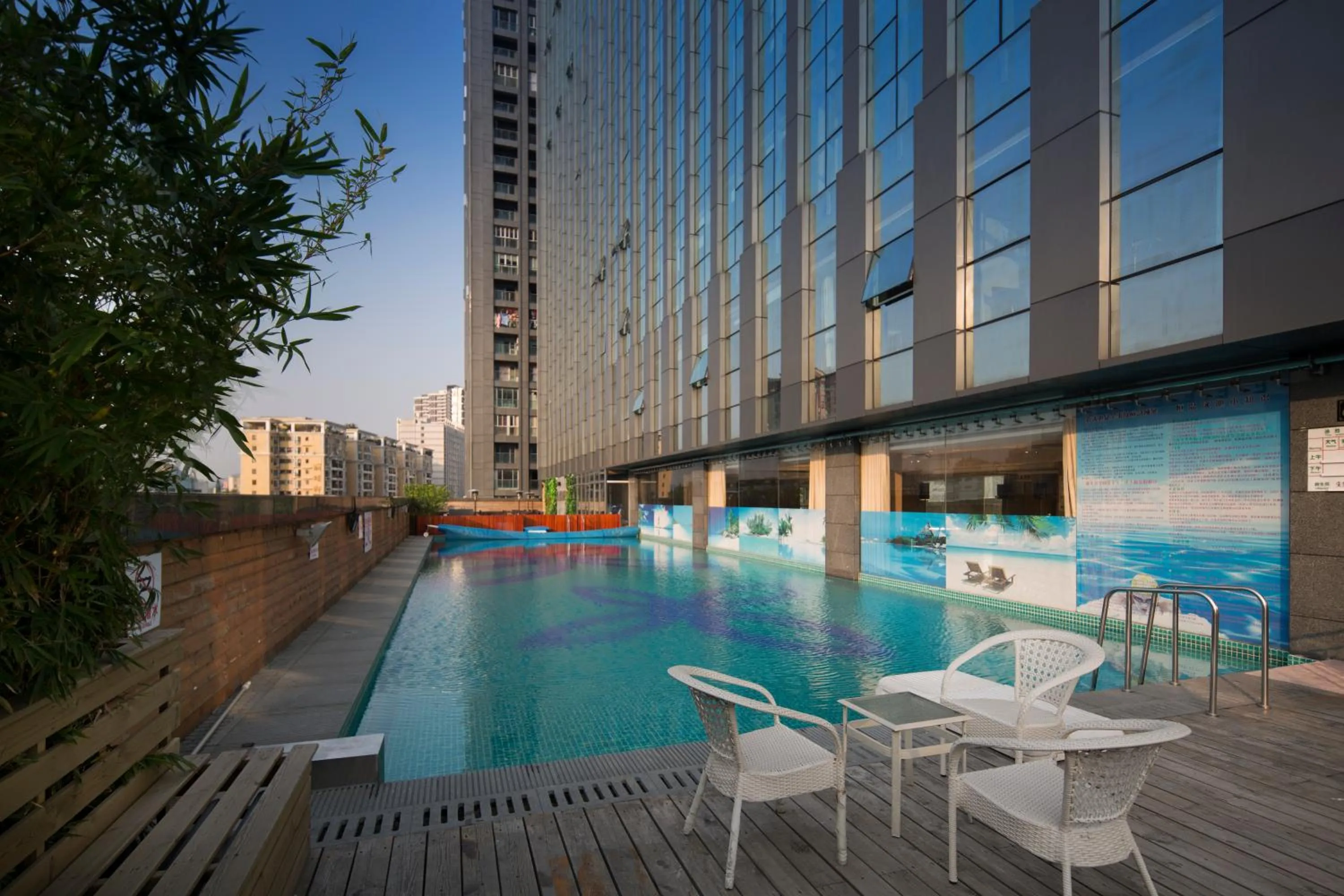 Swimming pool in Honder International Hotel - Free shuttle bus between hotel and exhibition center during Canton Fair period