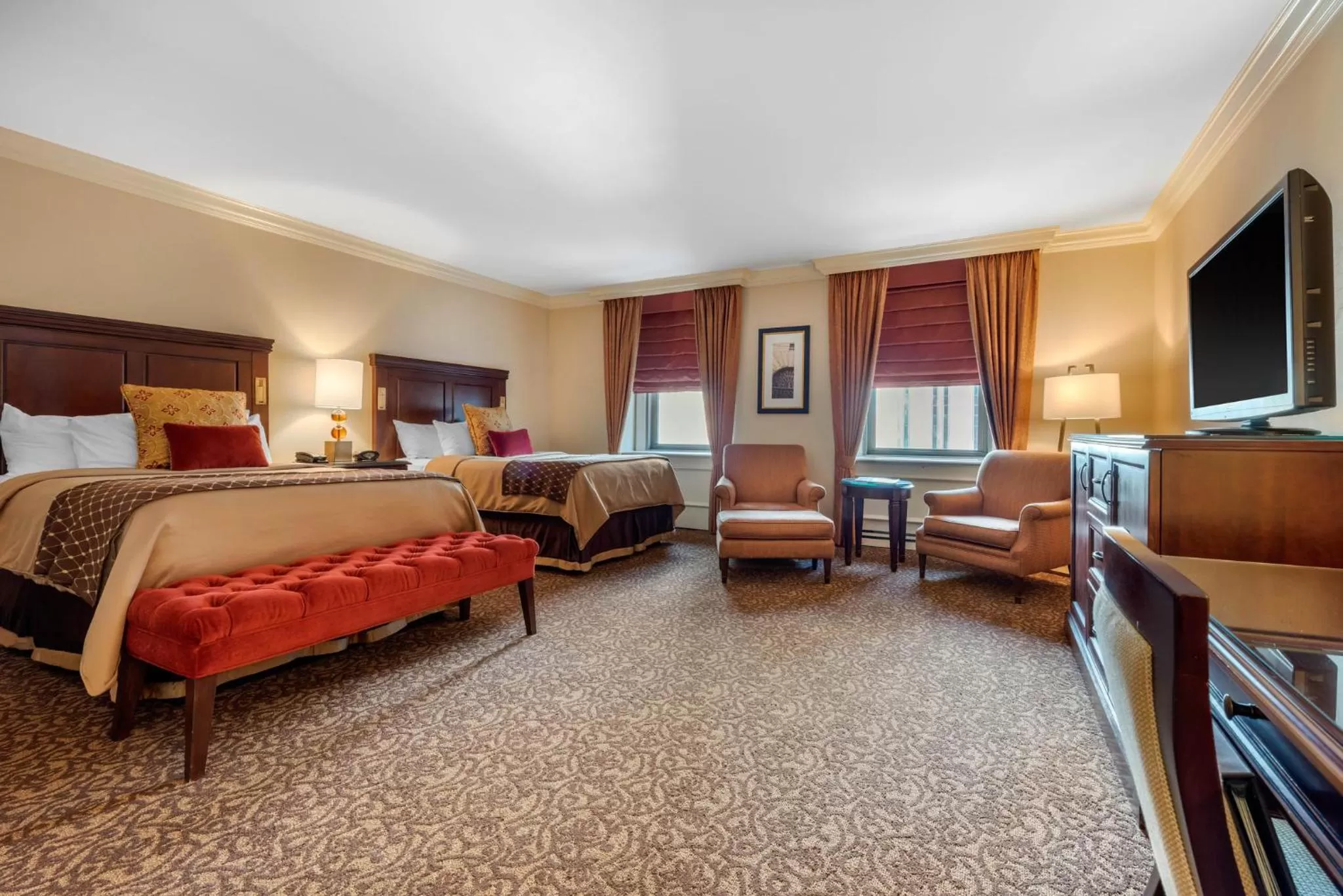 Photo of the whole room, Bed in Omni William Penn Hotel