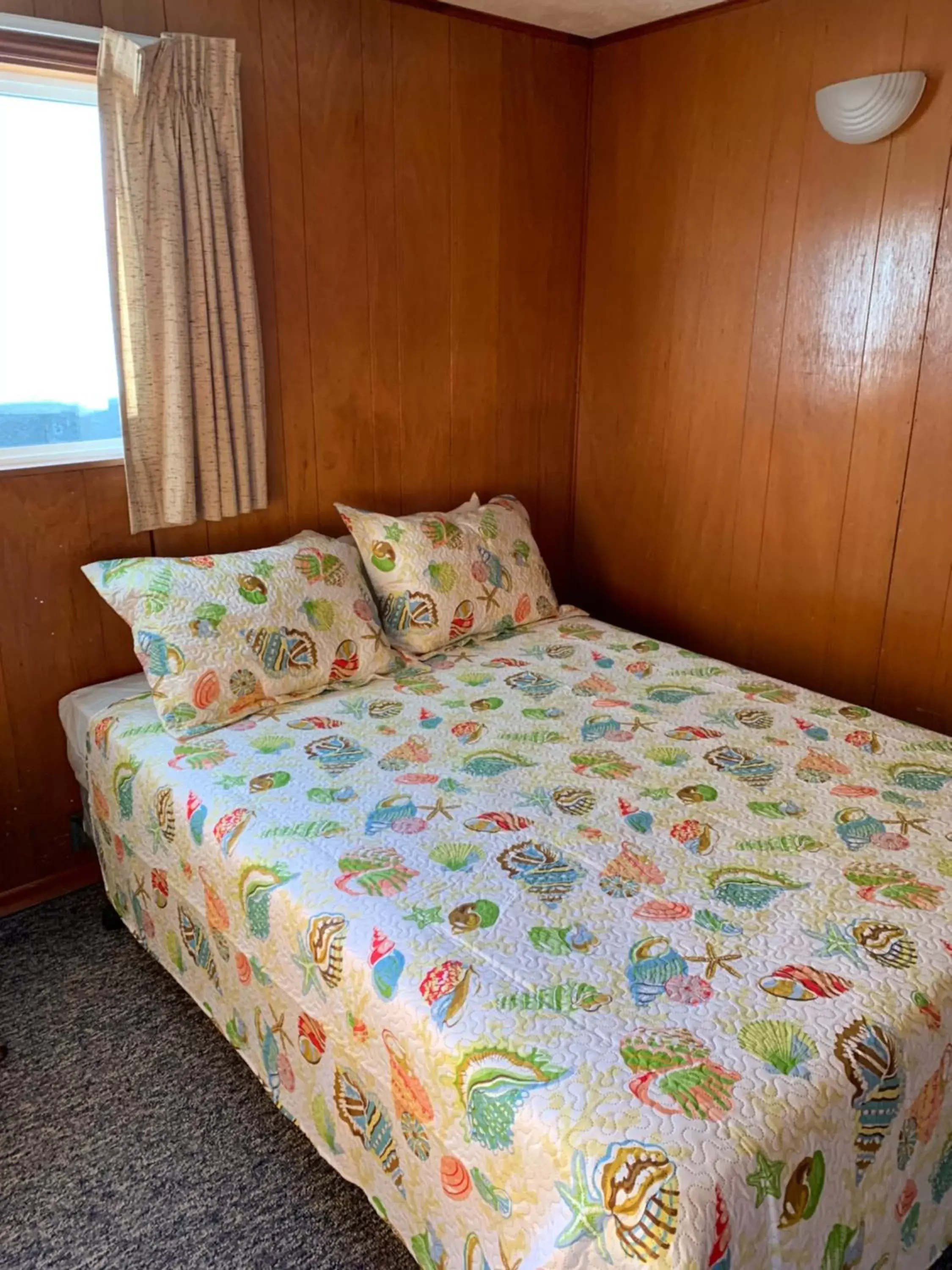 Bed in Curley's Resort & Dive Center Bed in Curley's Resort & Dive Center