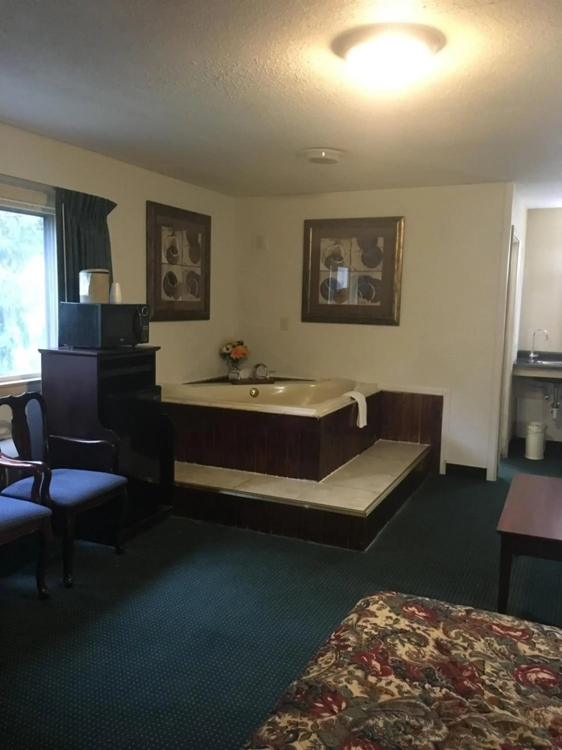 Seating Area in Rapids Inn & Suites