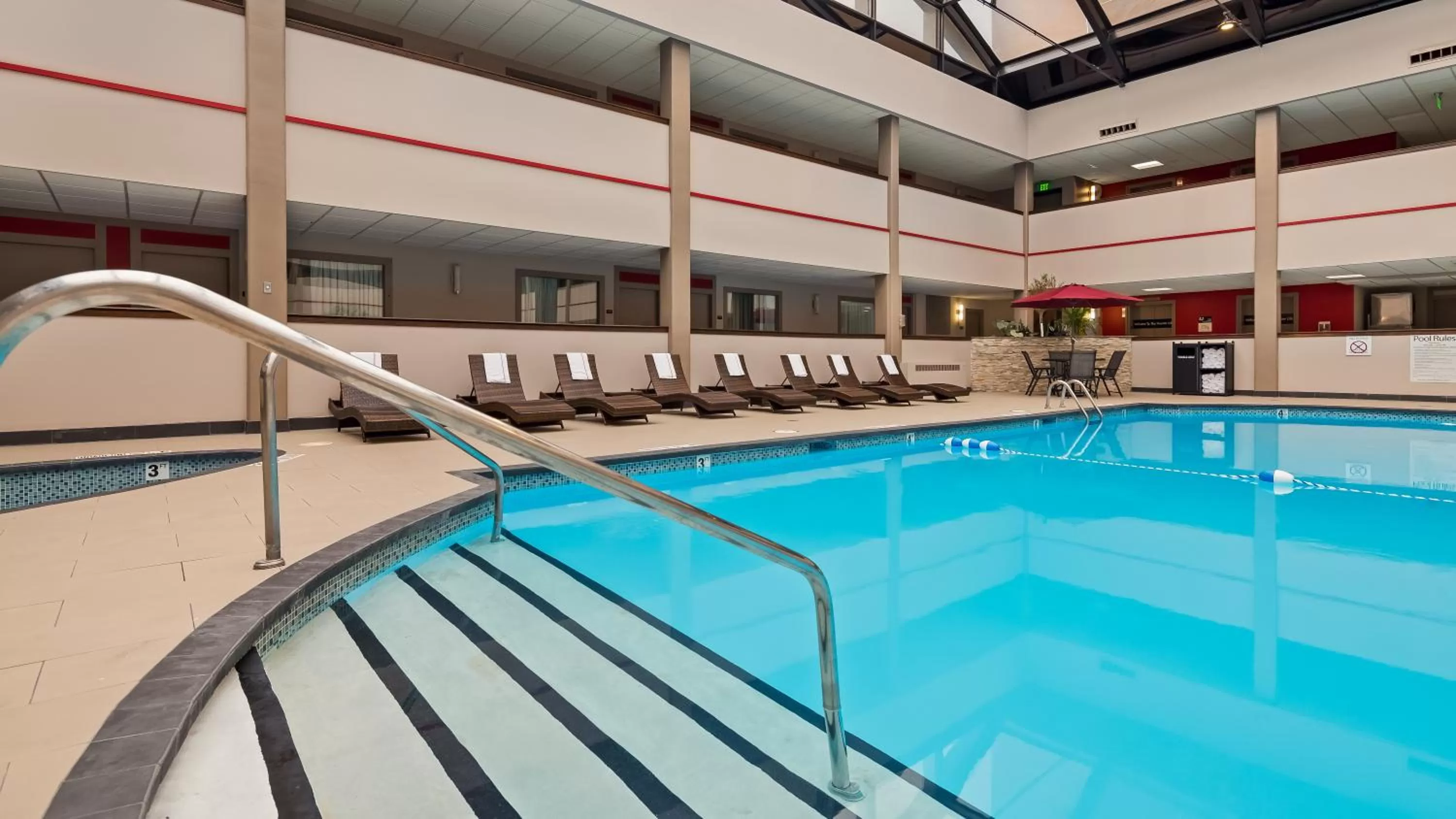 Swimming pool in Holiday Inn Brookfield - Milwaukee by IHG