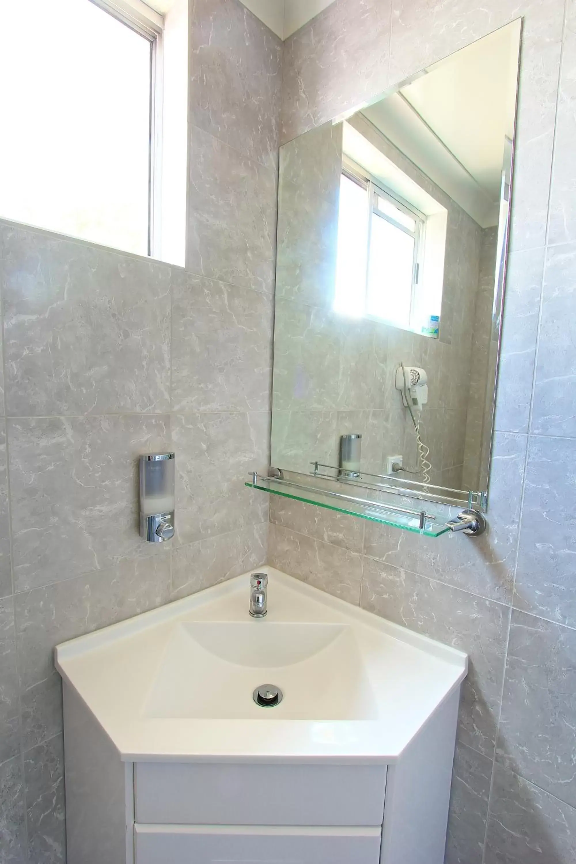 Bathroom in Garden City Motor Inn Bathroom in Garden City Motor Inn