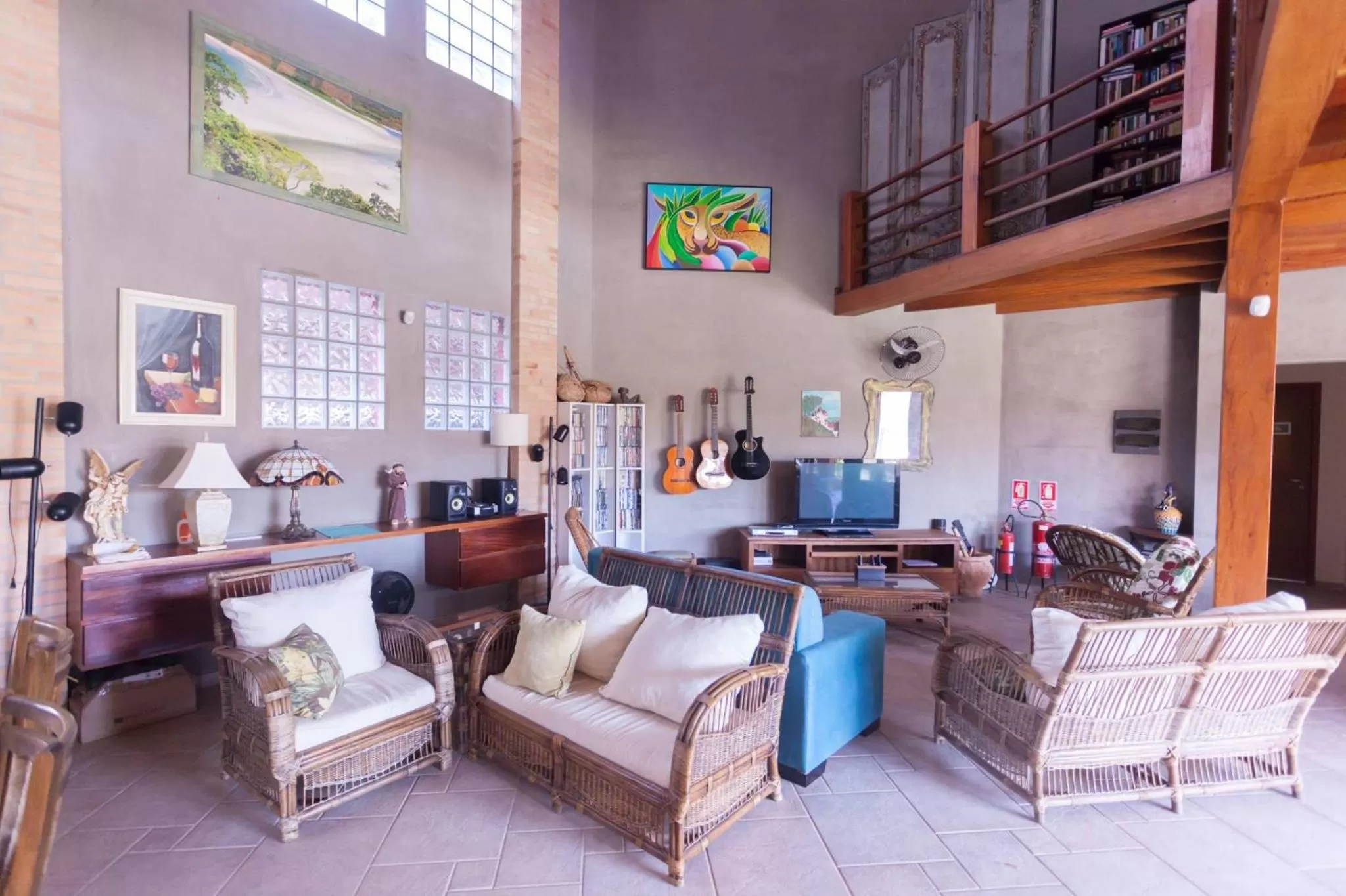 Communal lounge/ TV room in Ubatuba Ecologic Pousada