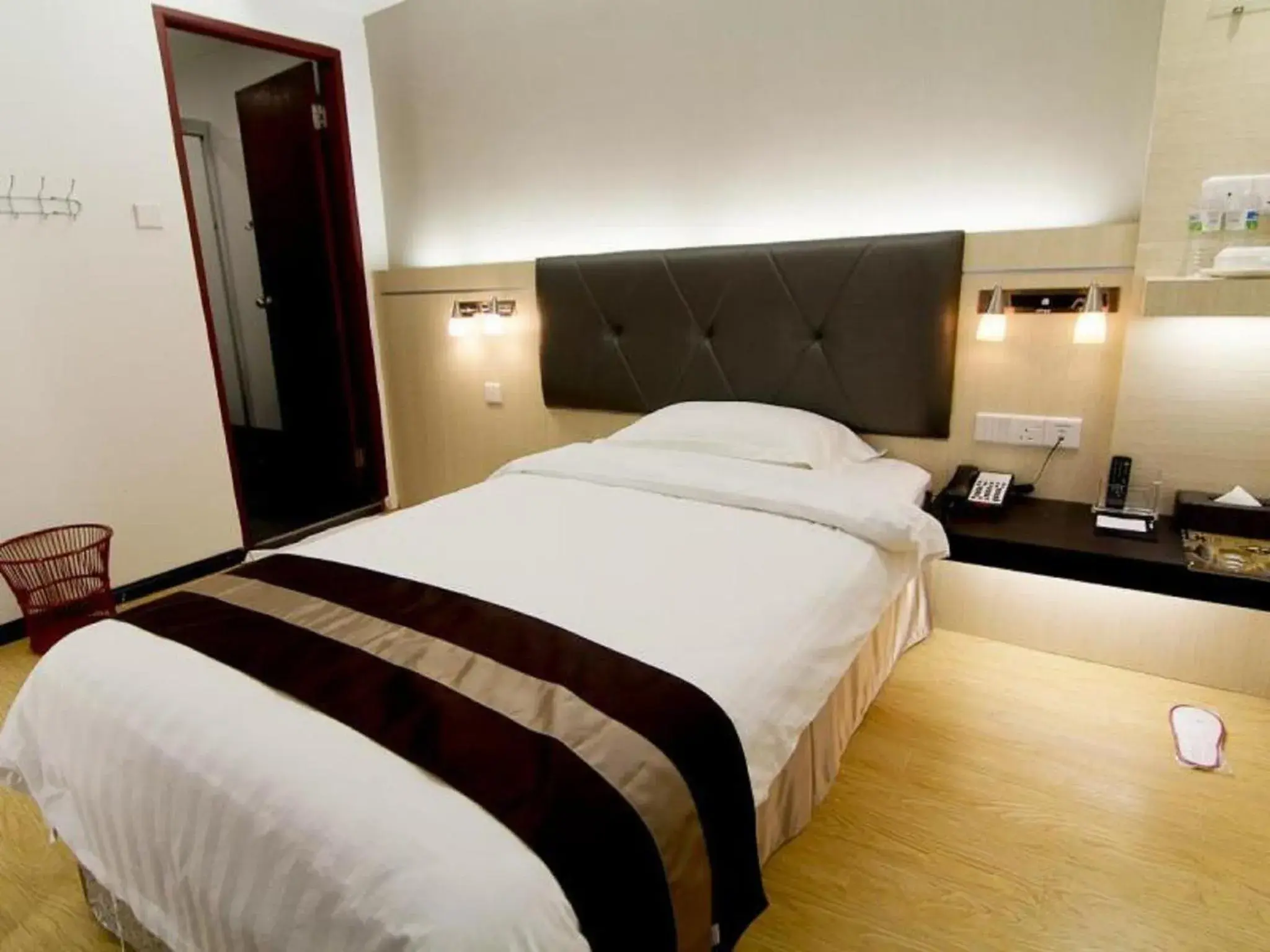Bedroom, Bed in Kingsley Hotel