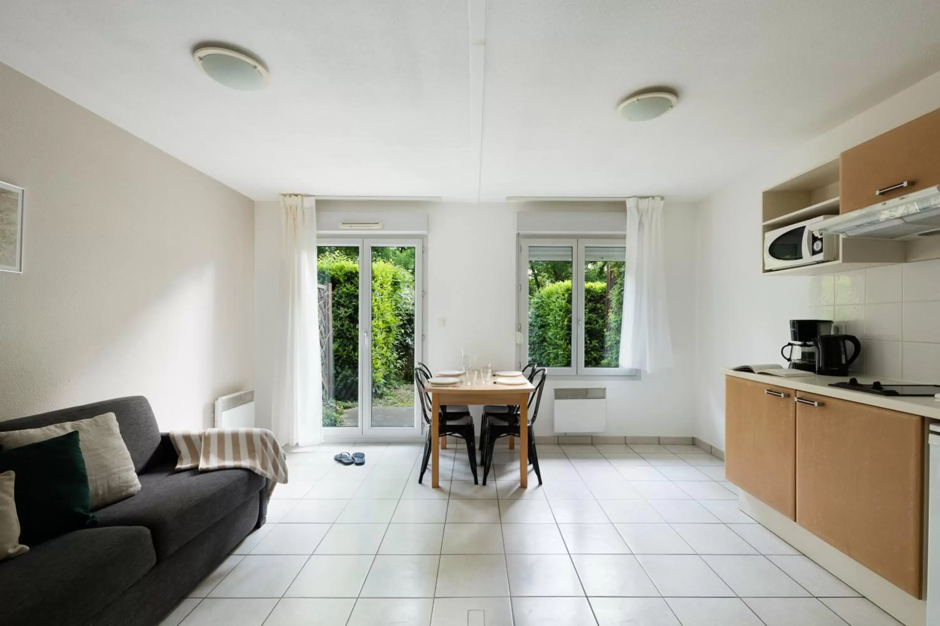 Photo of the whole room, Kitchen/Kitchenette in Garden & City Lyon - Lissieu