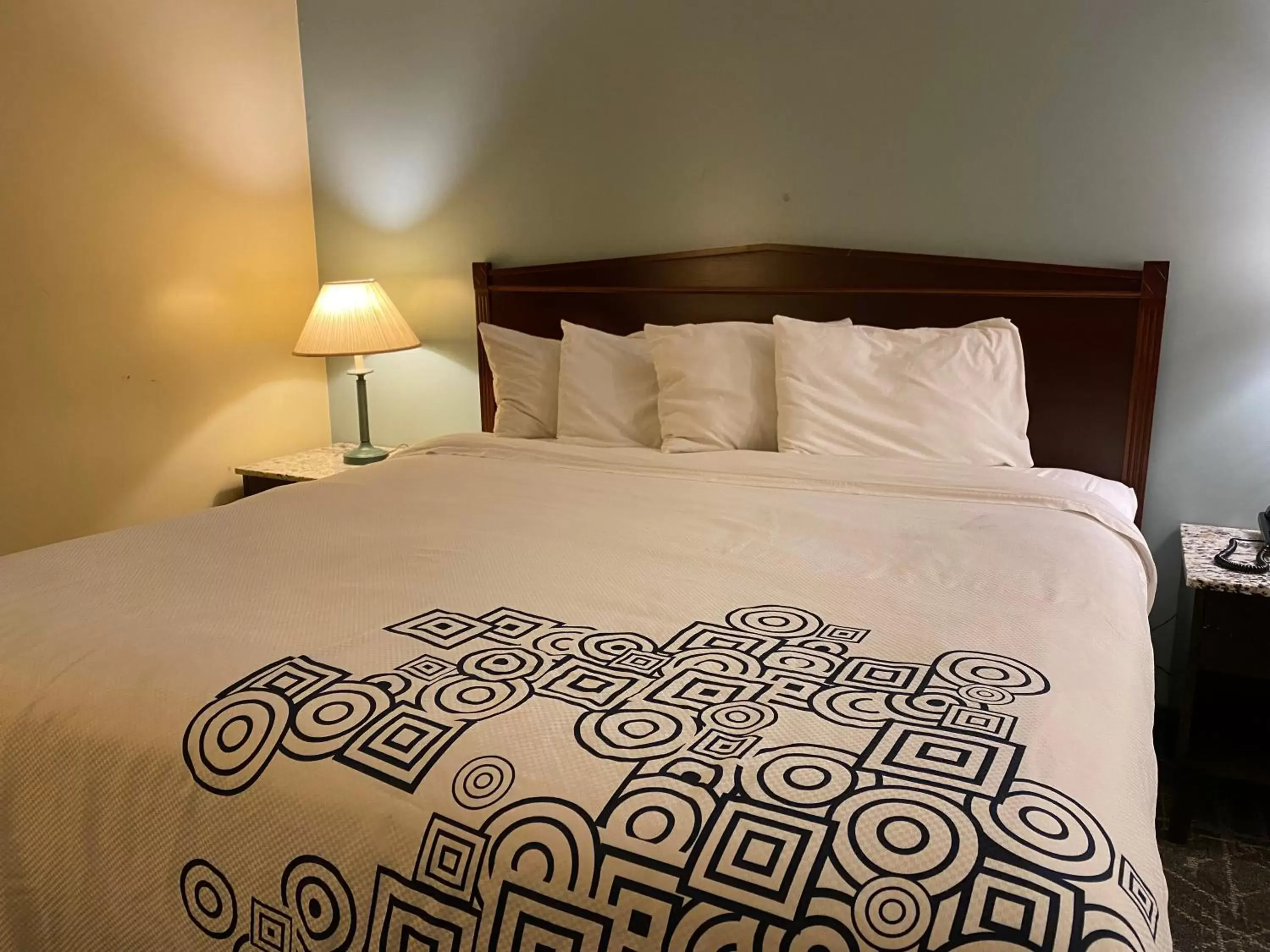 Bed in Knights Inn & Suites Dublin Bed in Knights Inn & Suites Dublin