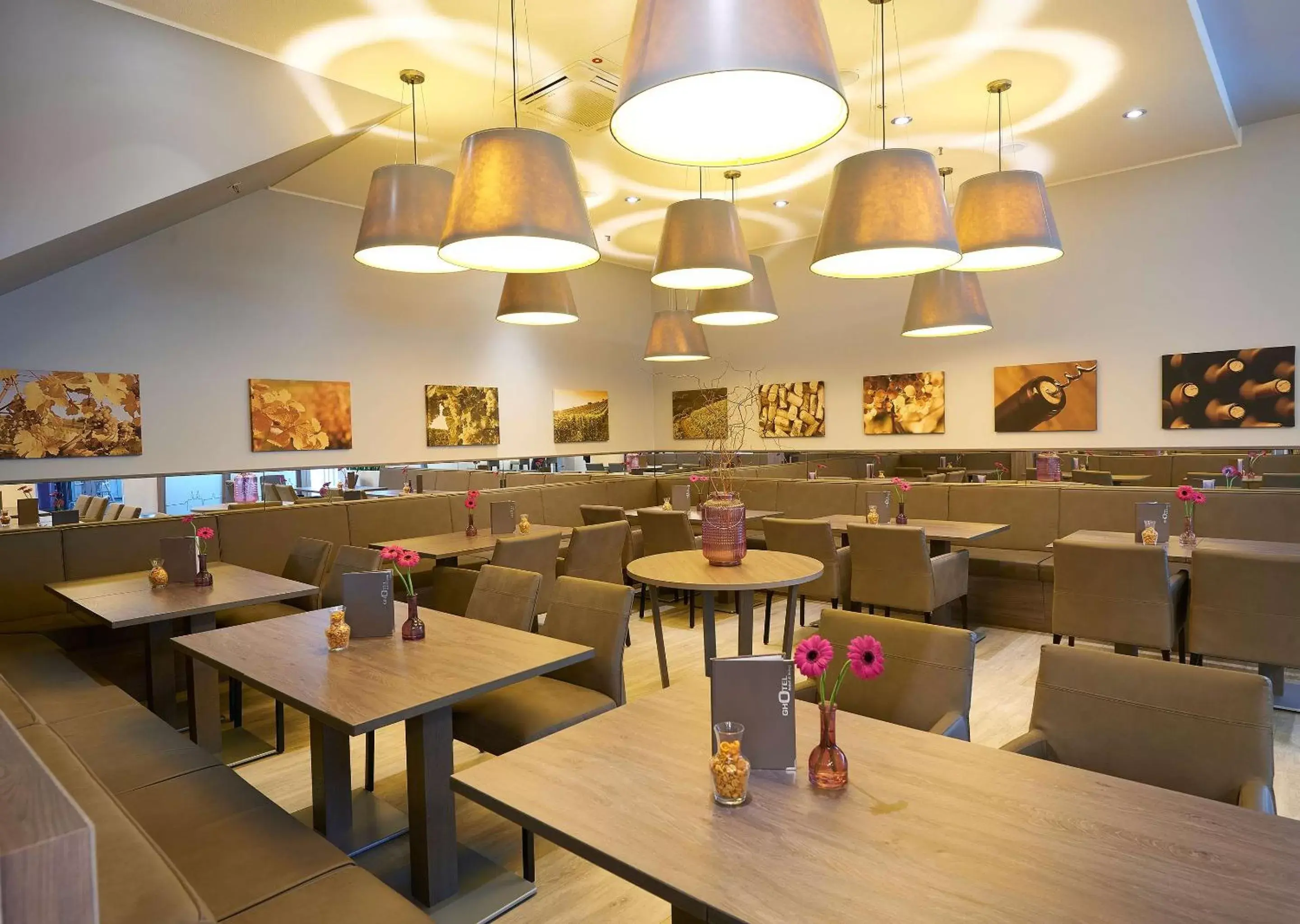 Lobby or reception, Restaurant/Places to Eat in GHOTEL hotel & living Würzburg