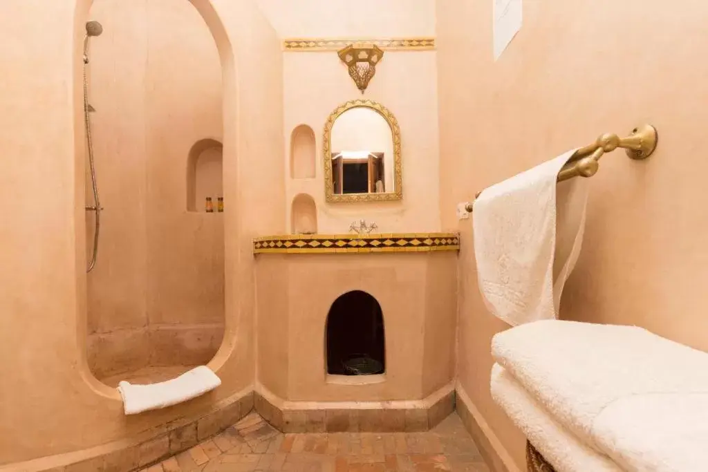 Bathroom in Riad Le Jardin de Lea, Suites & Spa