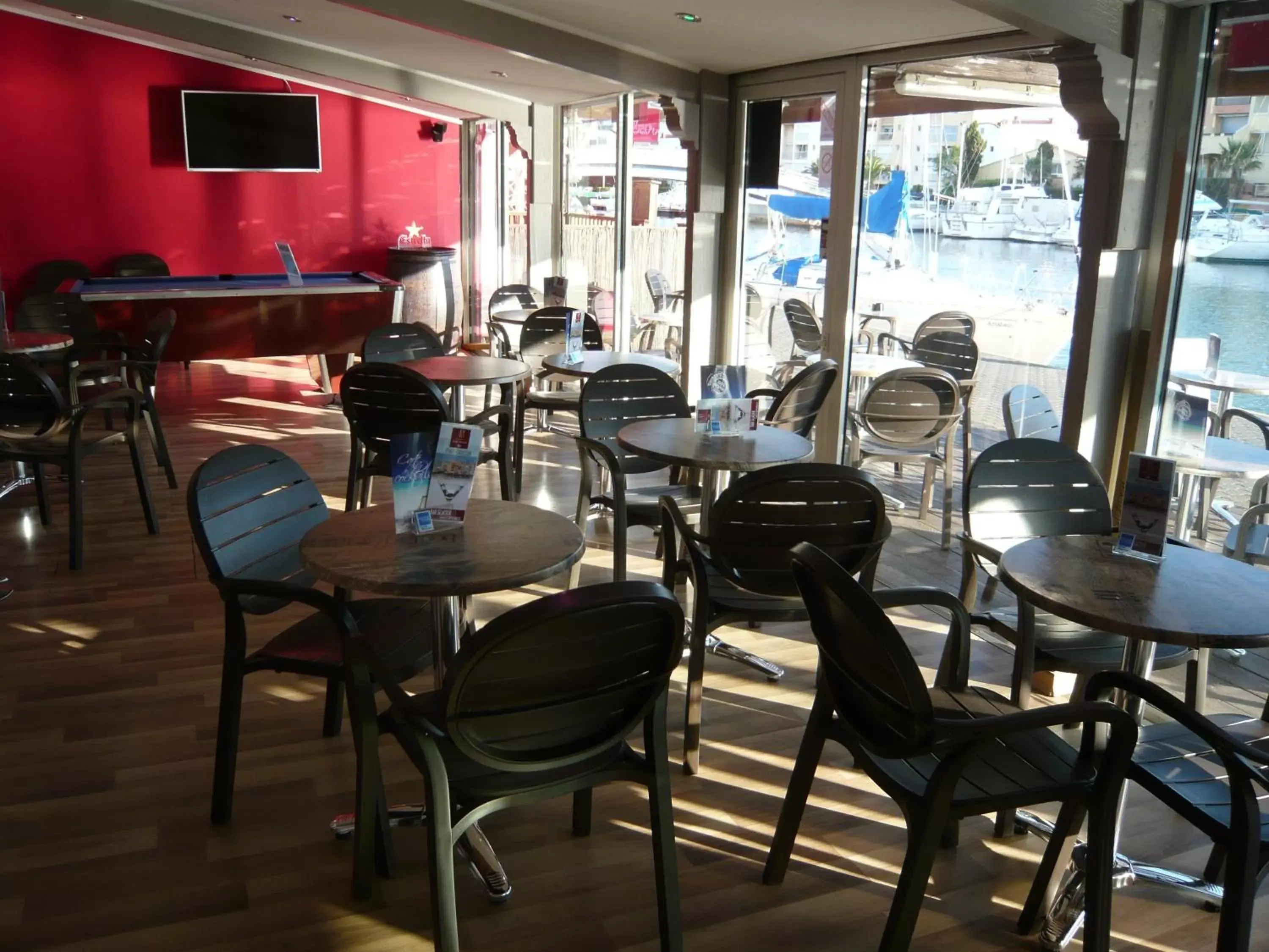 Lounge or bar in Hôtel Port Beach