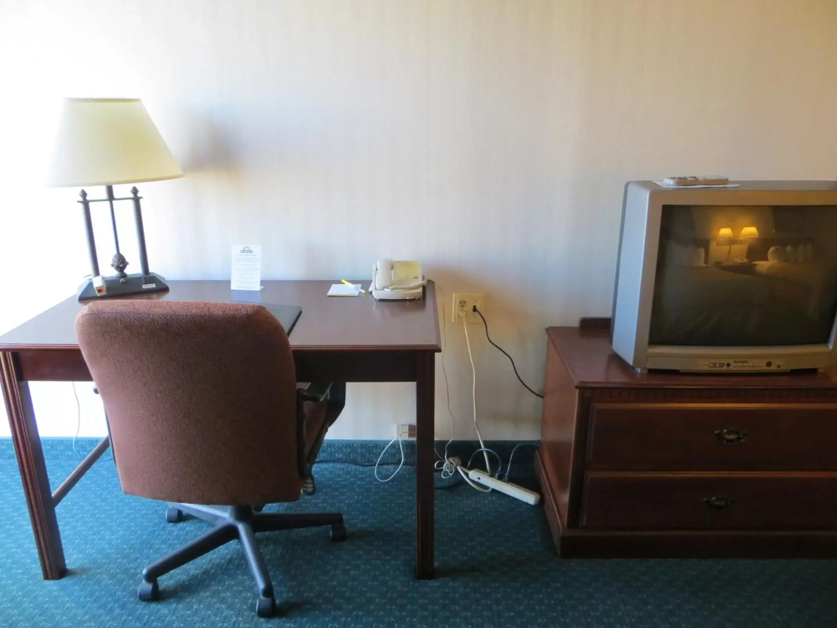 Bedroom, TV/Entertainment Center in Days Inn by Wyndham Grand Island I-80