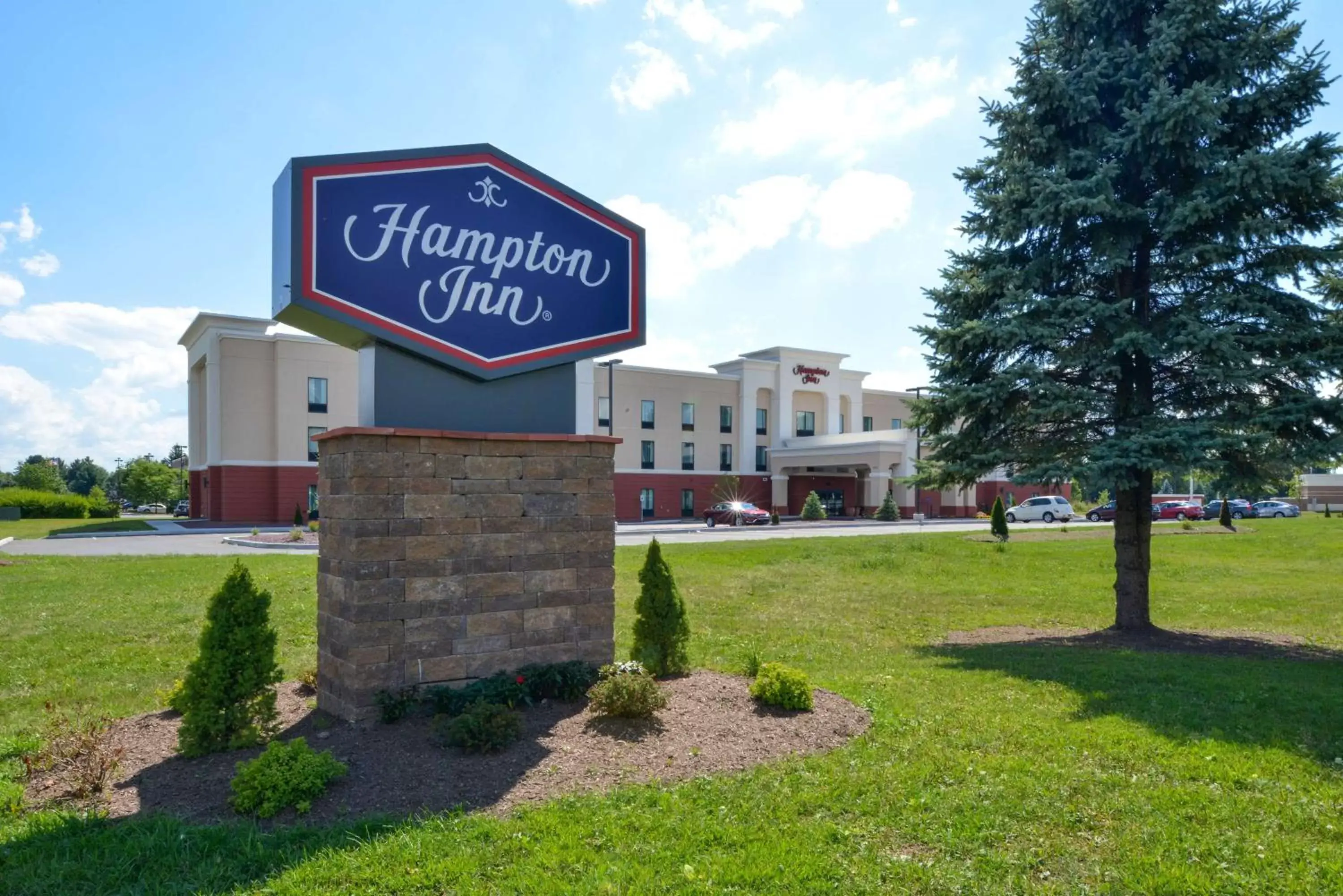 Property building in Hampton Inn Potsdam Property building in Hampton Inn Potsdam