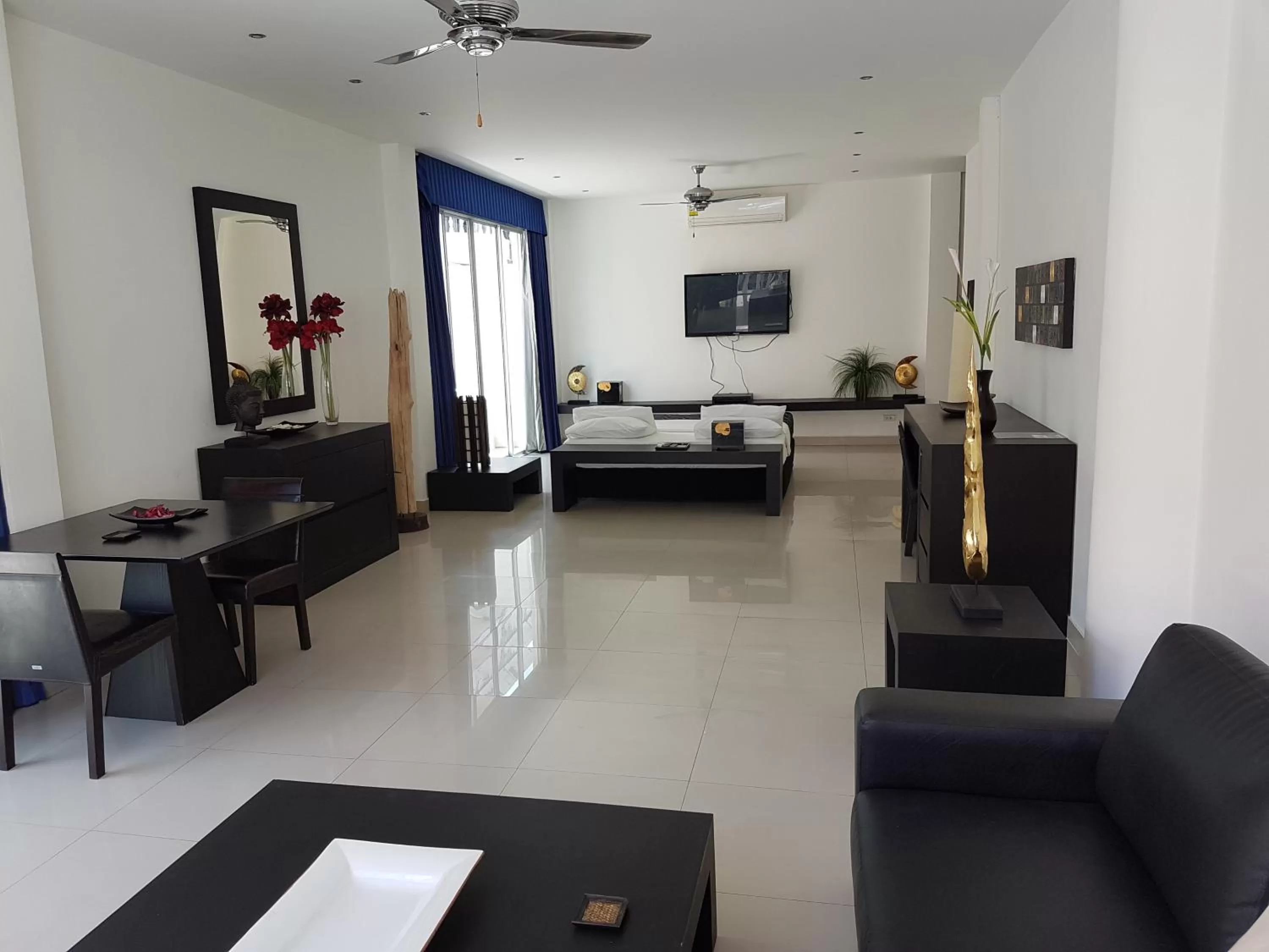 Photo of the whole room, Bed in East Suites