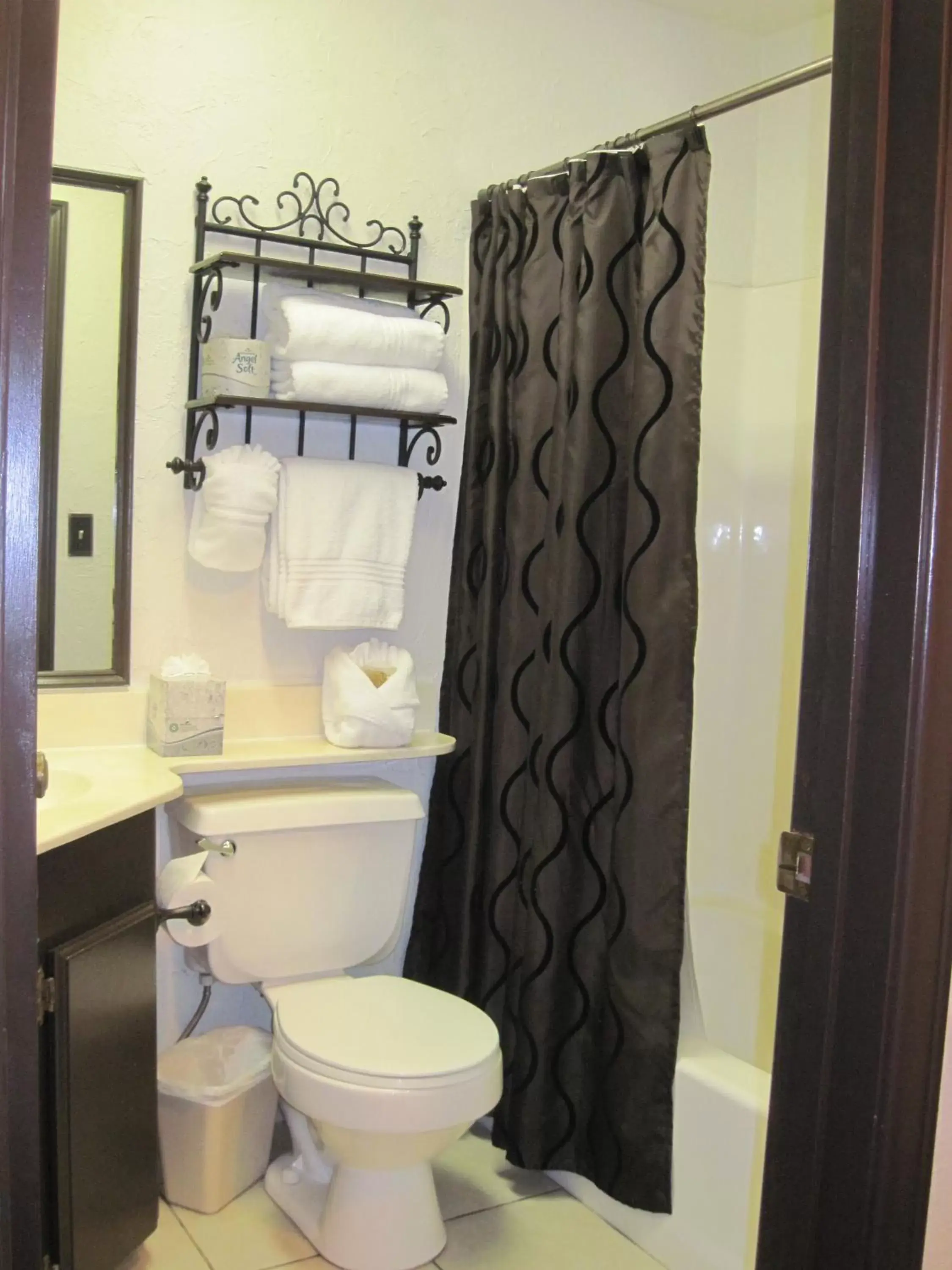 Shower, Bathroom in The North Shore Inn