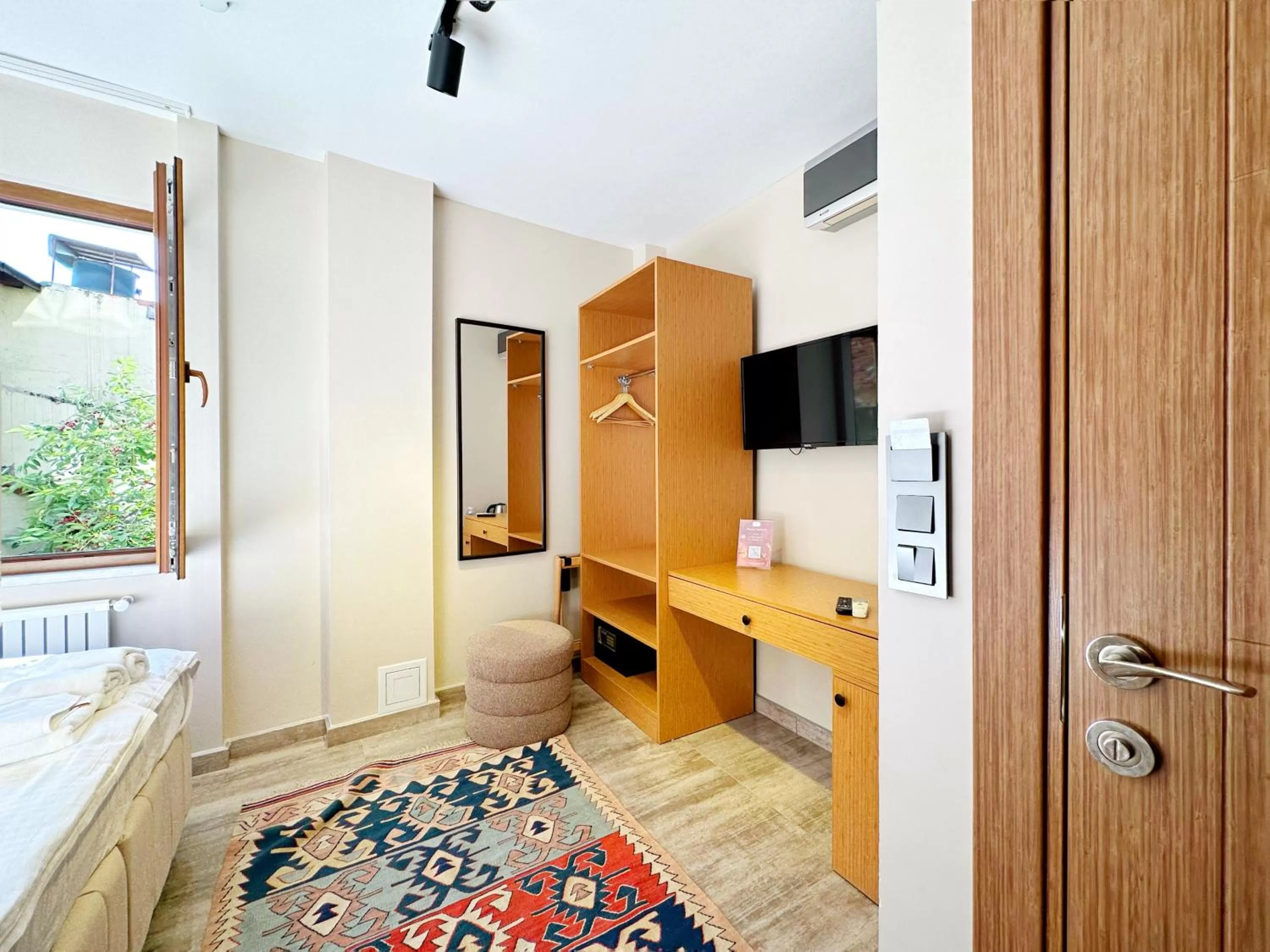 TV and multimedia, Bed in Sultan Pier Hotel