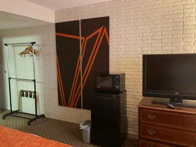 Bedroom, TV/Entertainment Center in Howard Johnson by Wyndham Williamsburg