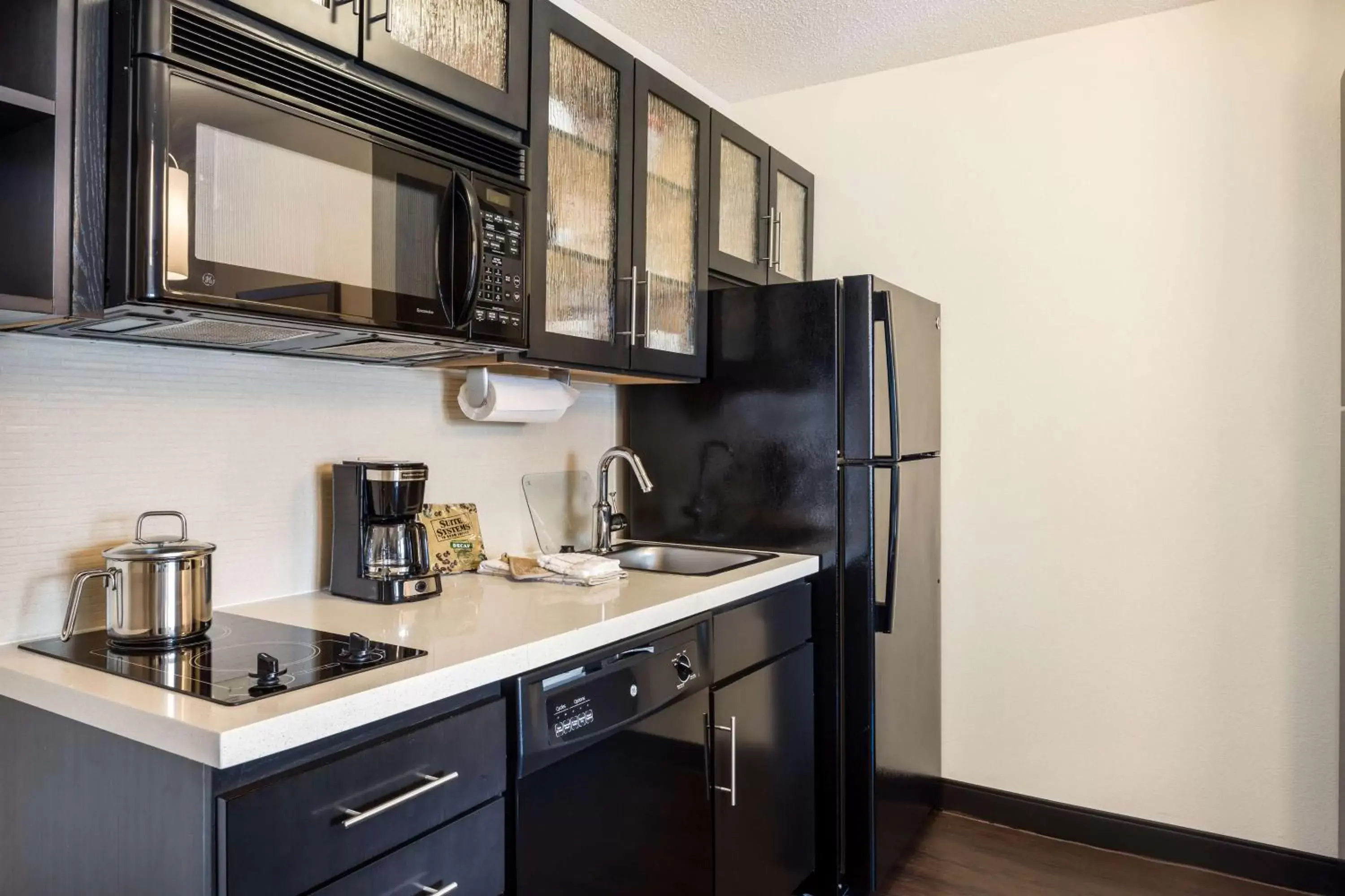 Photo of the whole room, Kitchen/Kitchenette in Sonesta Simply Suites Dallas Las Colinas