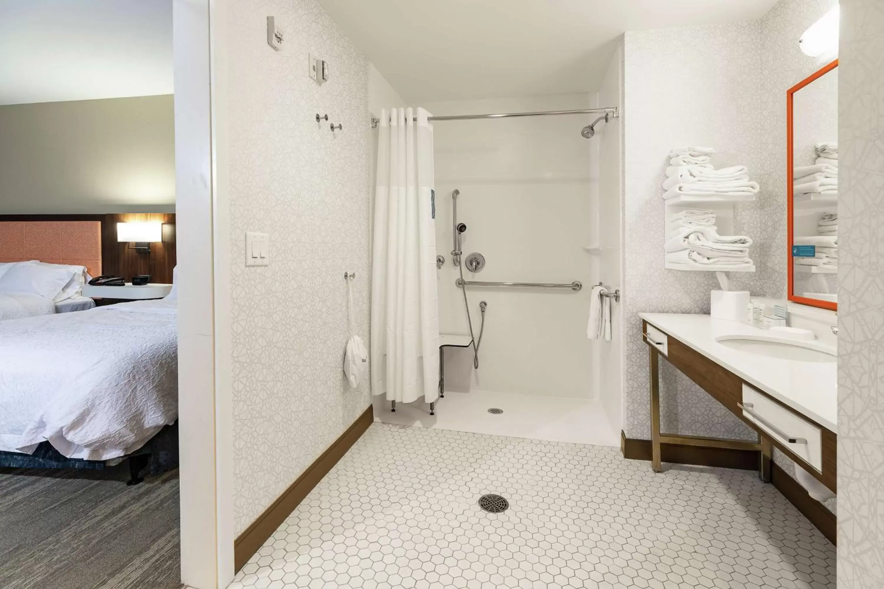 Bed, Bathroom in Hampton Inn & Suites By Hilton-Columbia Killian Road