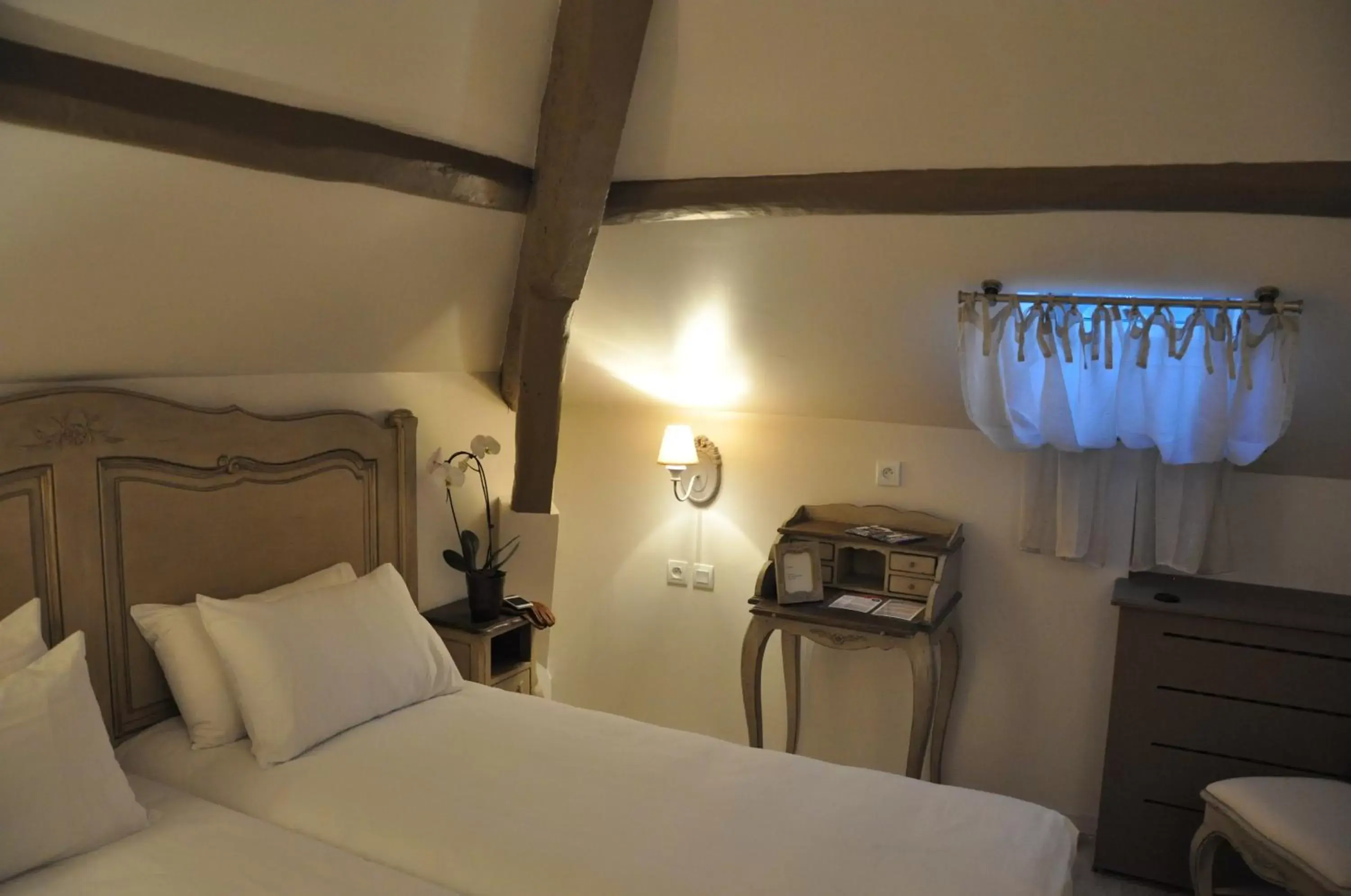 Photo of the whole room, Bed in The Originals Boutique, Hôtel Les Poèmes de Chartres (Inter-Hotel)