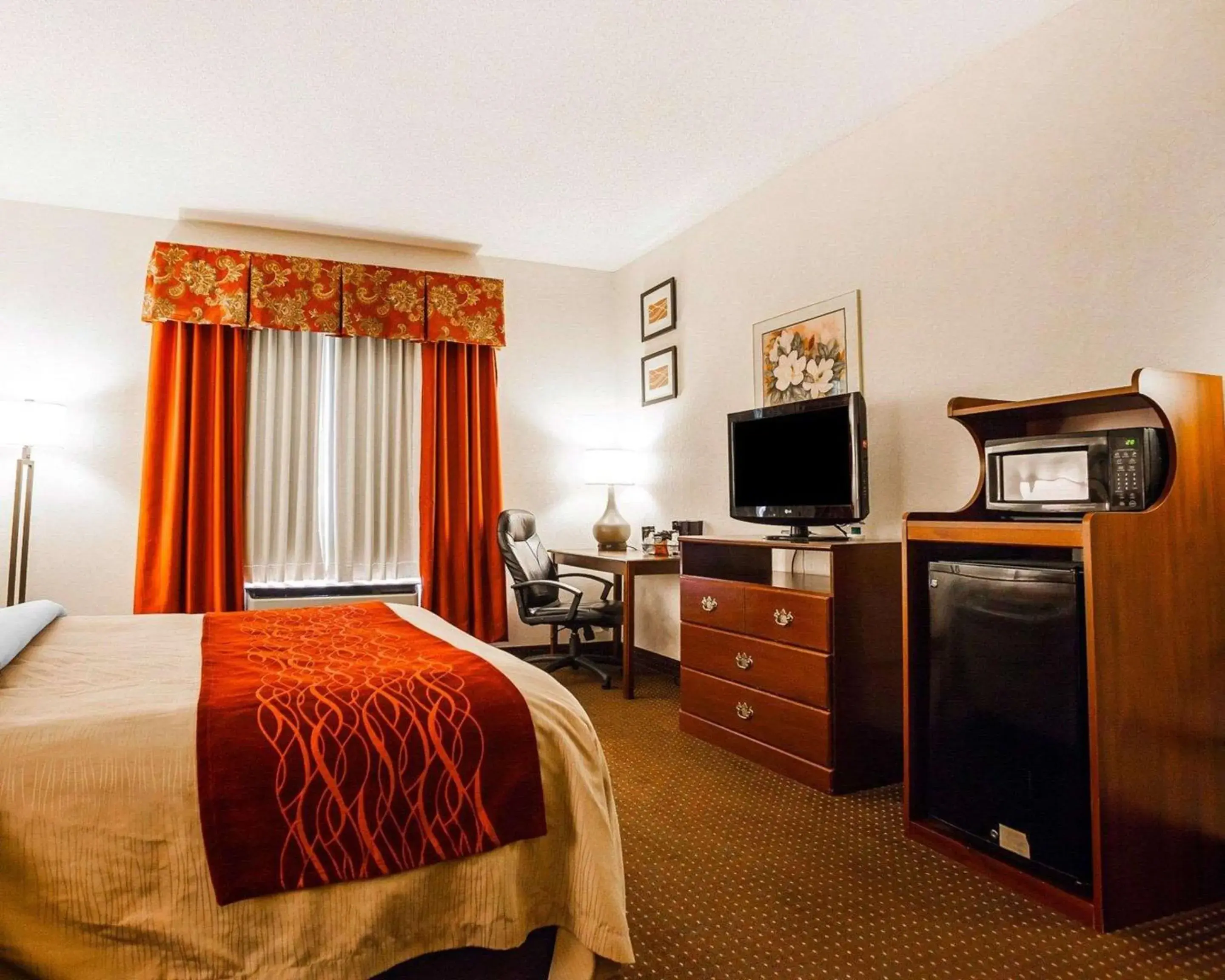 Photo of the whole room, TV/Entertainment Center in Quality Inn Kingdom City, MO