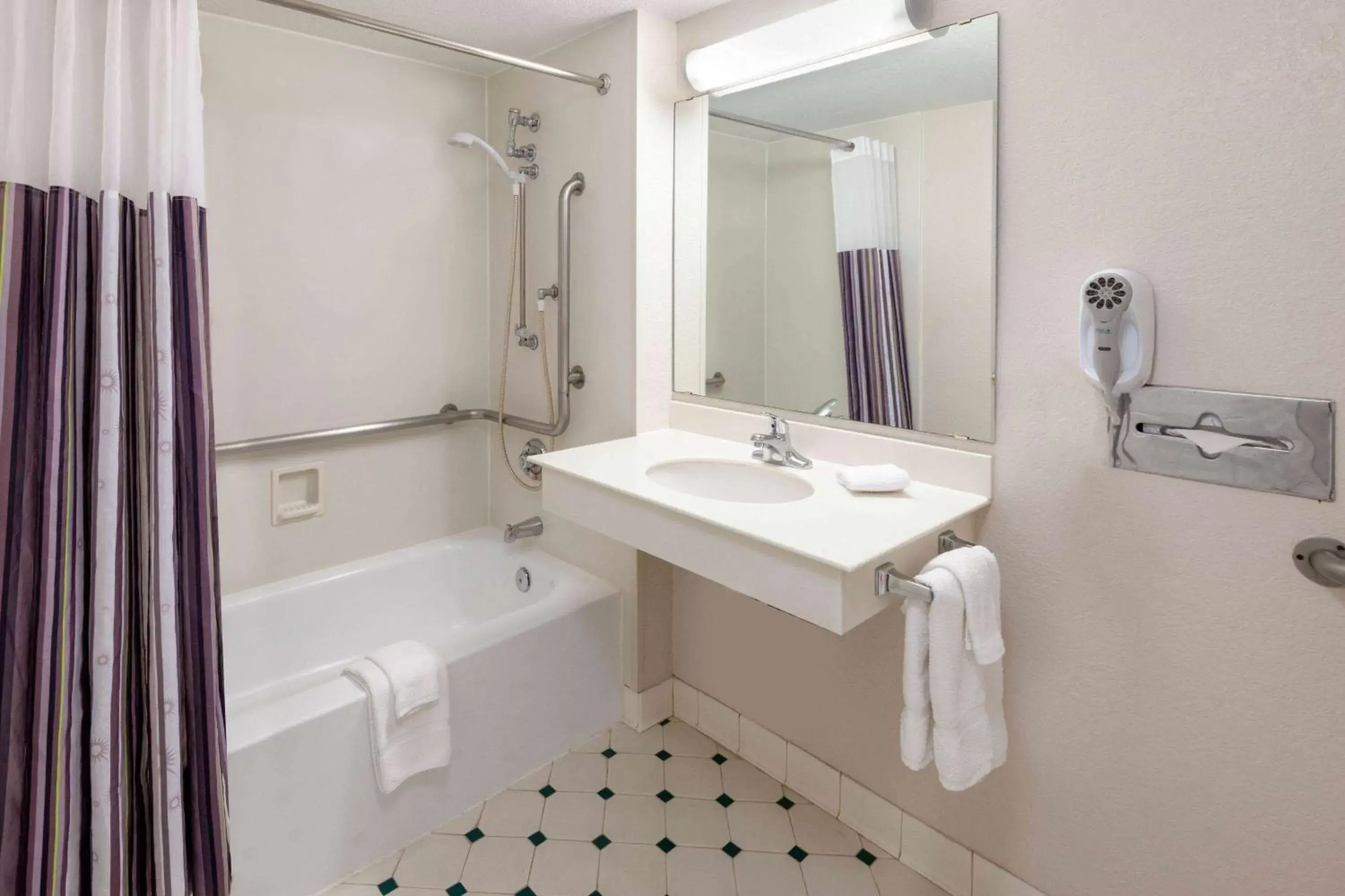 Bathroom in La Quinta Inn by Wyndham Farmington