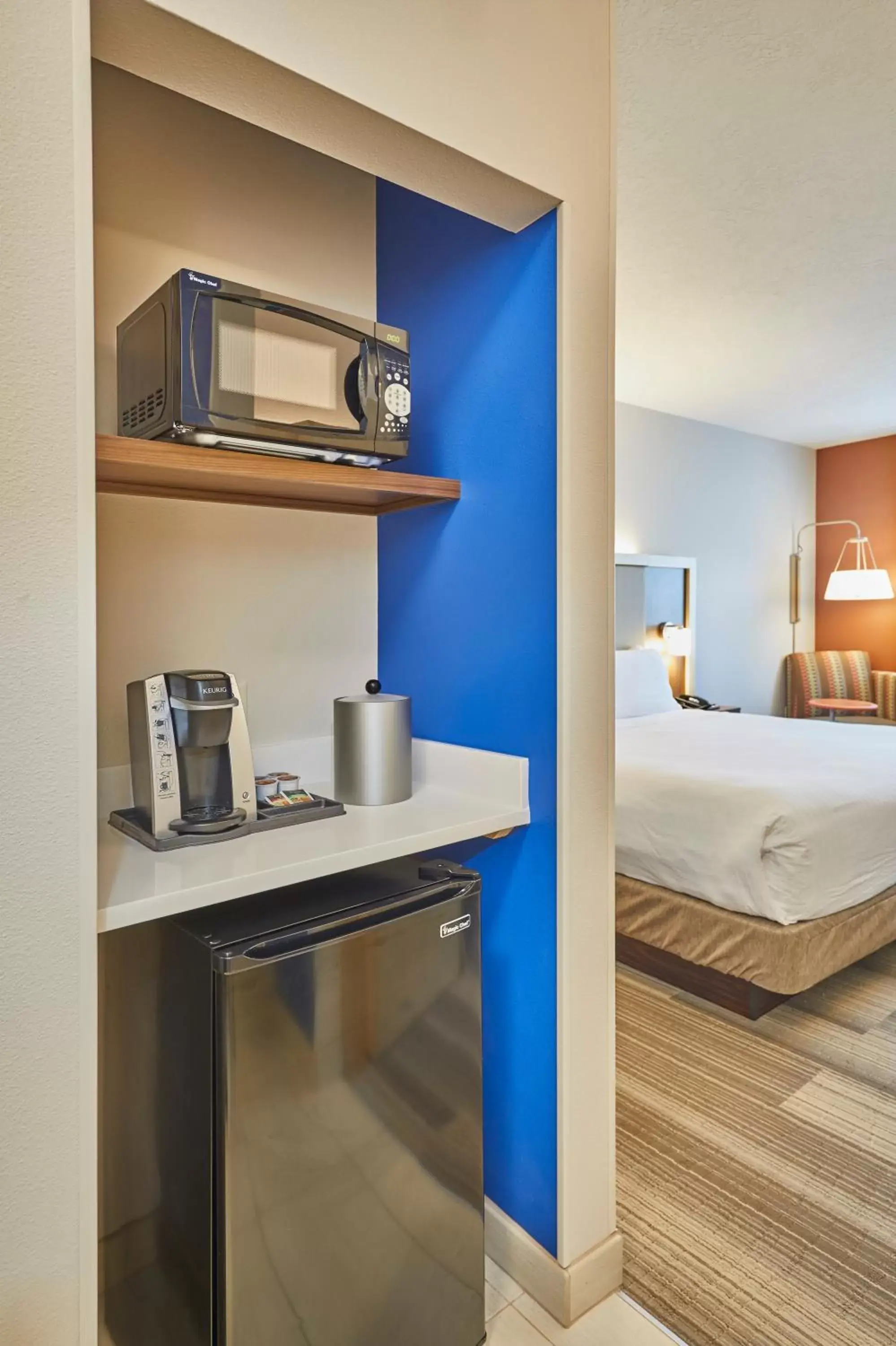 Coffee/tea facilities in Holiday Inn Express Hotel & Suites Medford-Central Point, an IHG Hotel