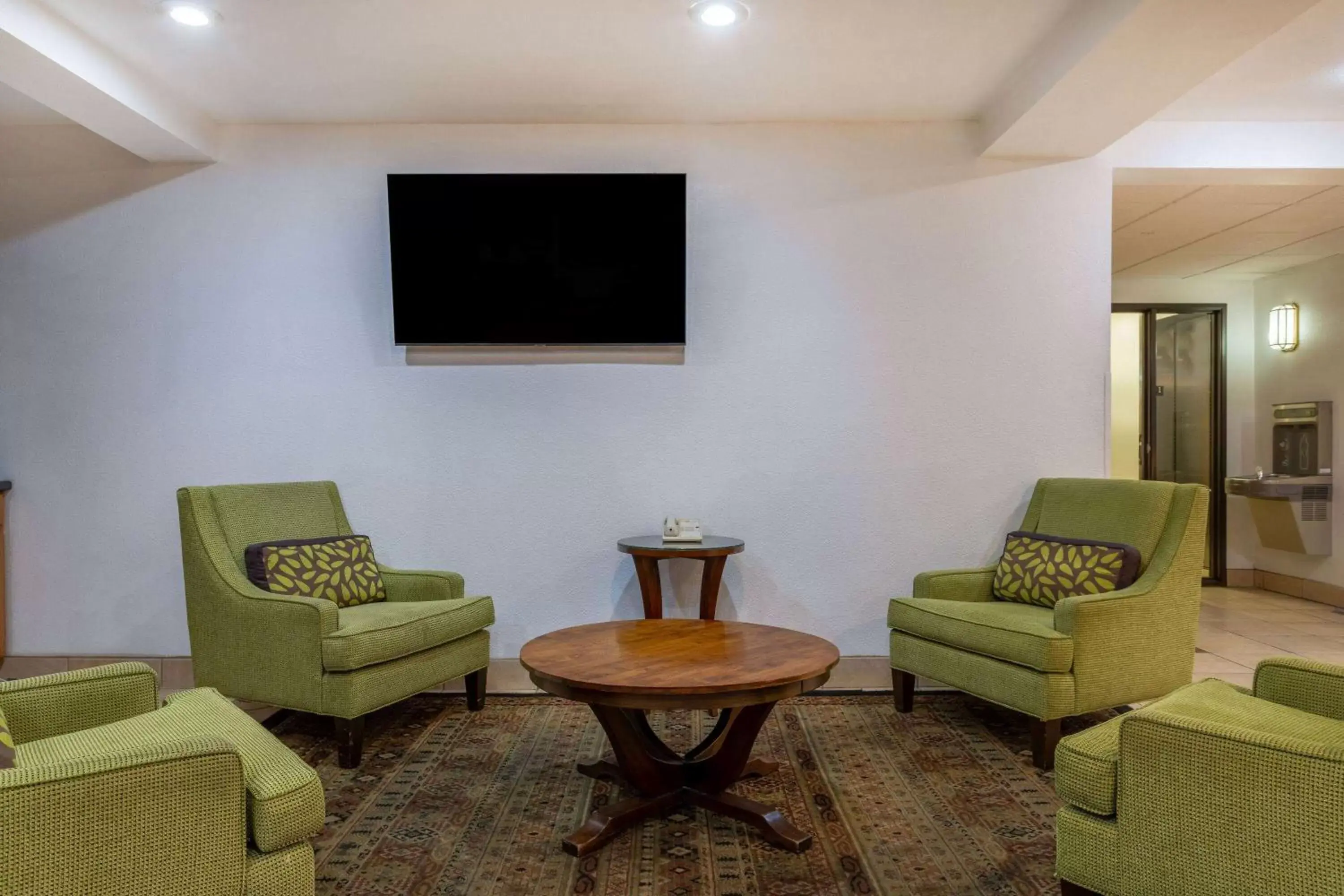 Lobby or reception, Seating Area in Super 8 by Wyndham The Dalles OR