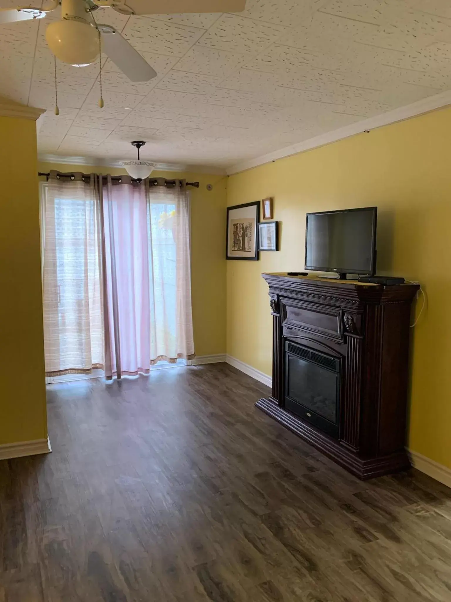 Living room, TV/Entertainment Center in Lakelawn B&B and Motel