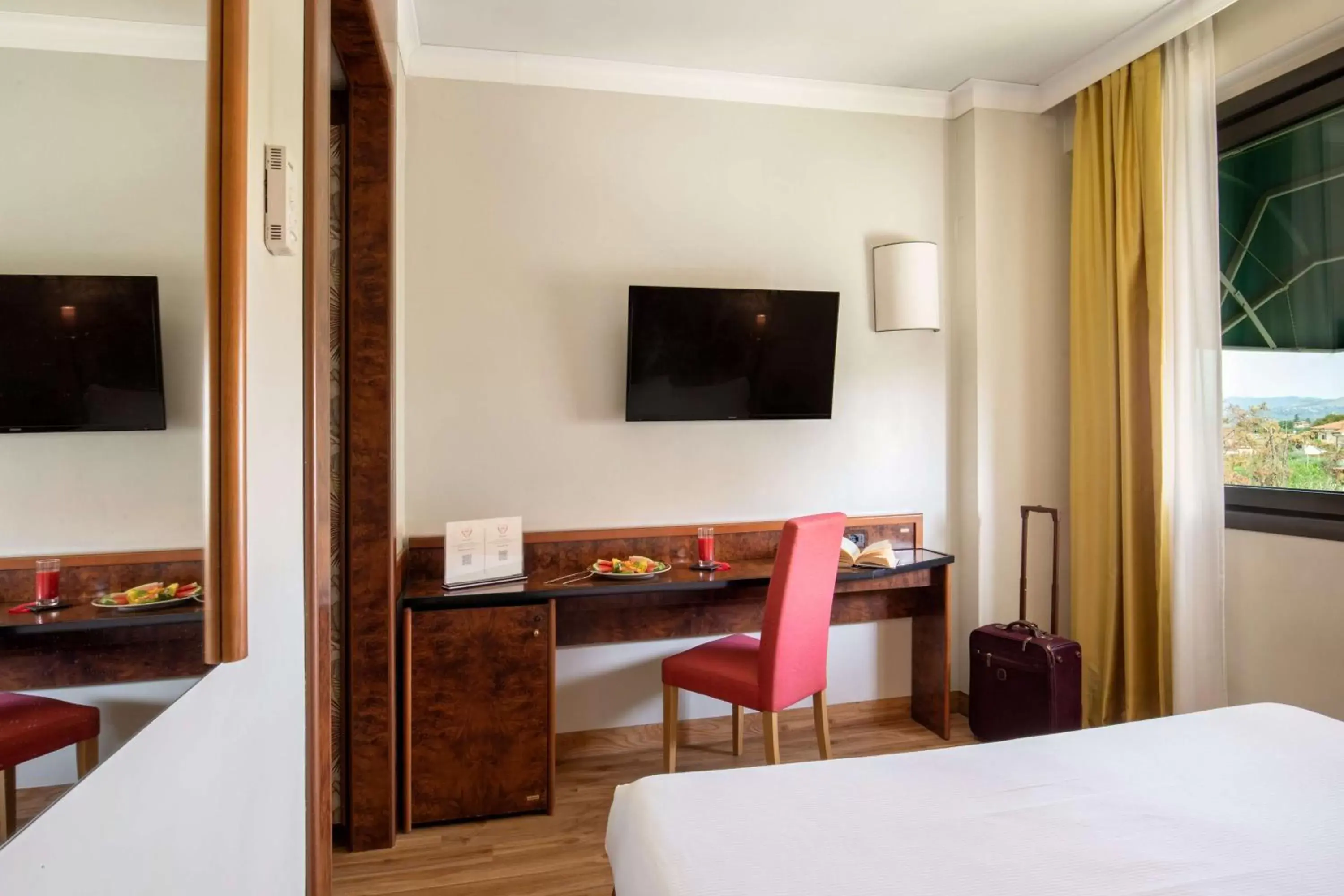 Bedroom, TV/Entertainment Center in Best Western Park Hotel Roma Nord