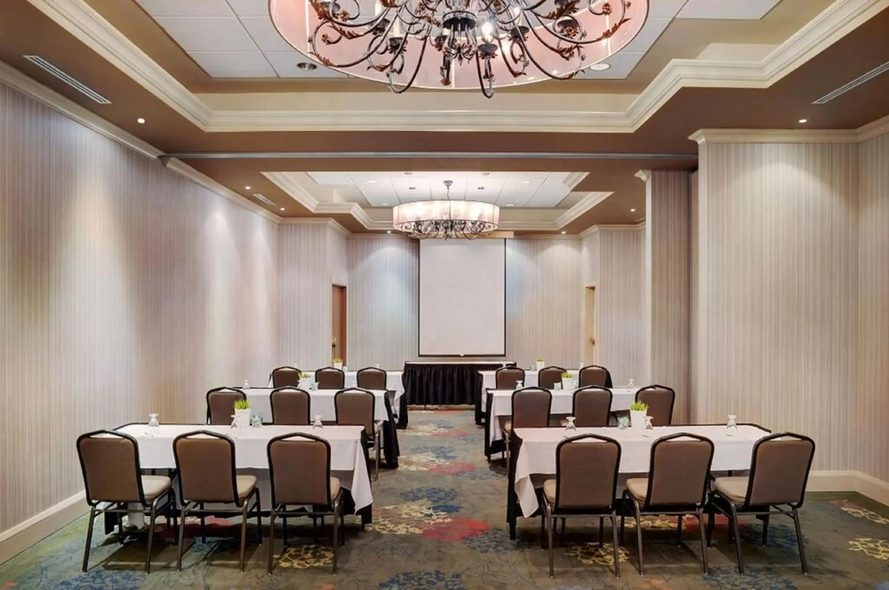 Meeting/conference room in Holiday Inn & Suites Ottawa Kanata, an IHG Hotel