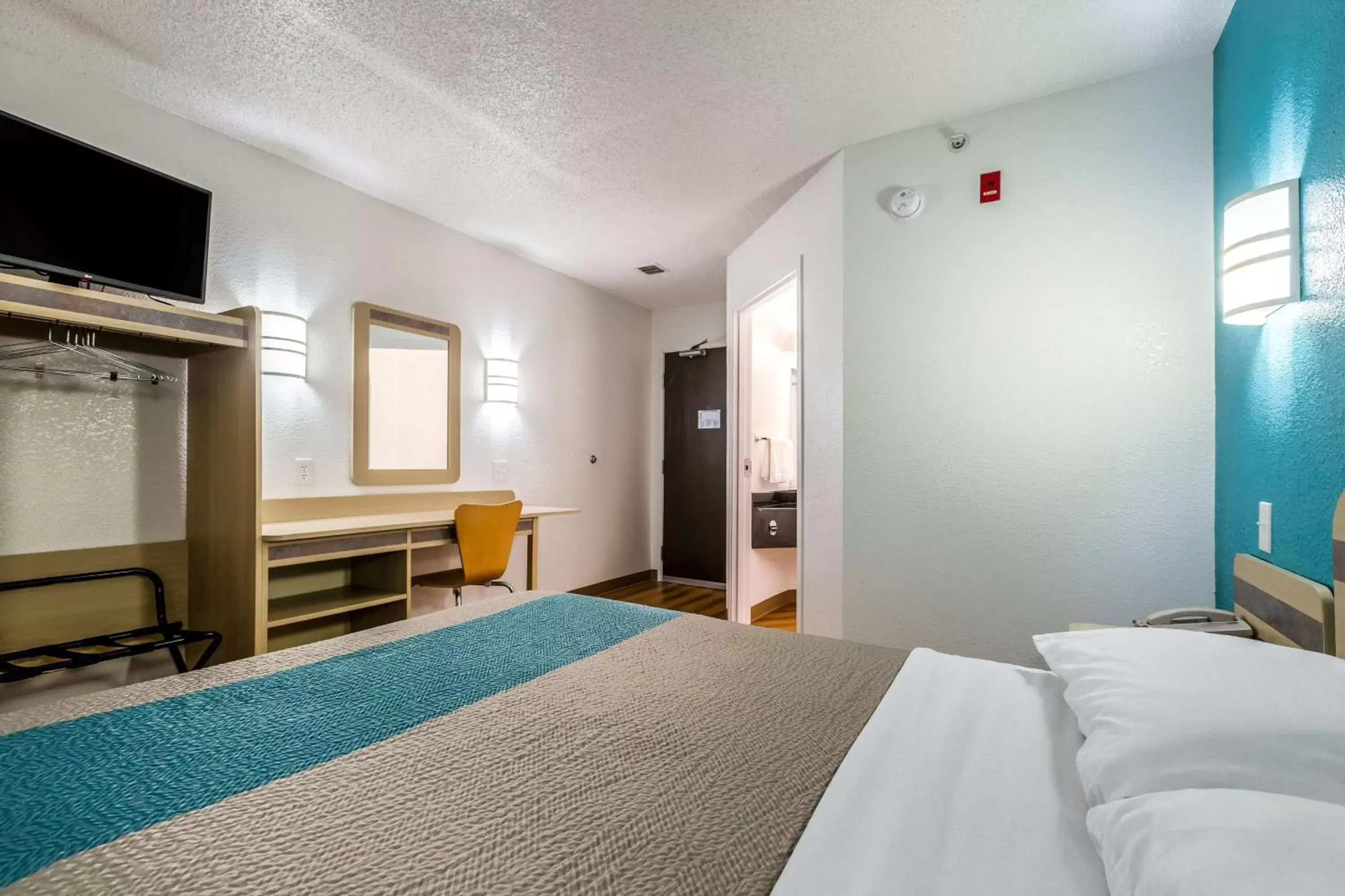 TV and multimedia, Bed in Motel 6-West Des Moines, IA