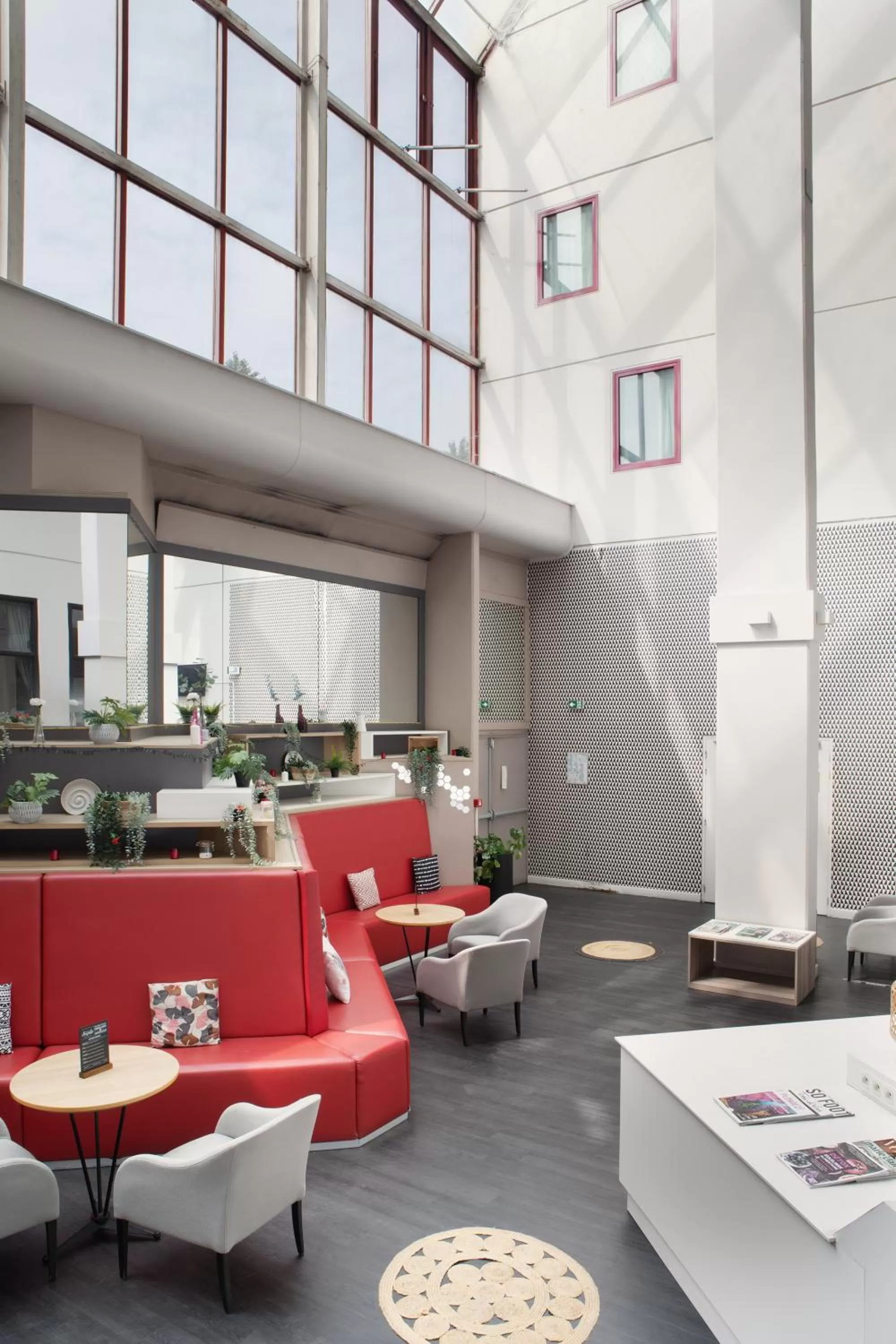 Seating area in Kyriad Paris Est - Bois de Vincennes